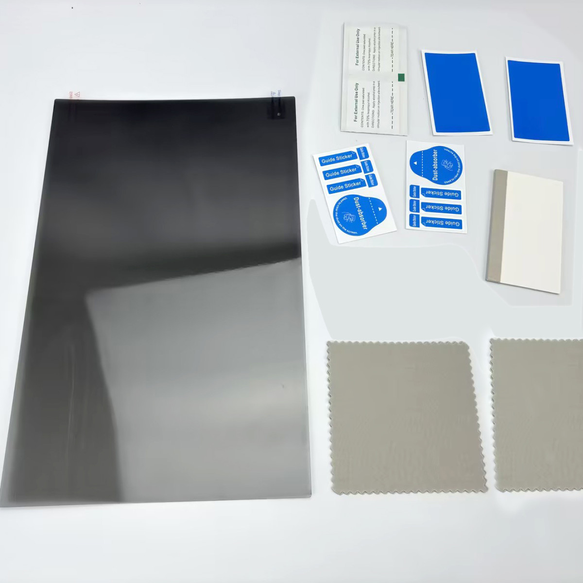 Kit protezione schermo. Protezione, adesivi, salviette detergenti e una spatola sono visibili.