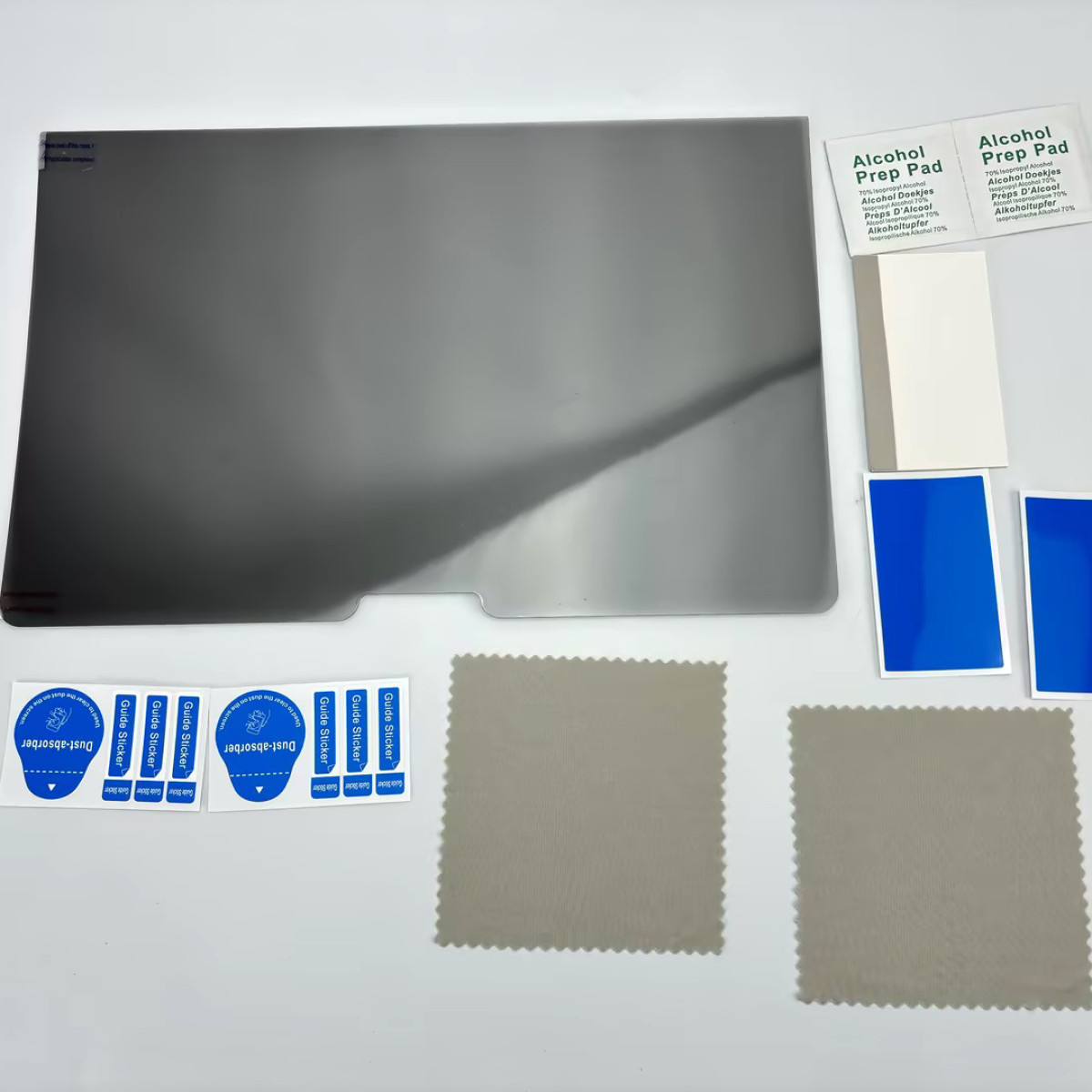 Un kit di protezione dello schermo per laptop con schermo, salviette, rimozione polvere e panni per la pulizia.
