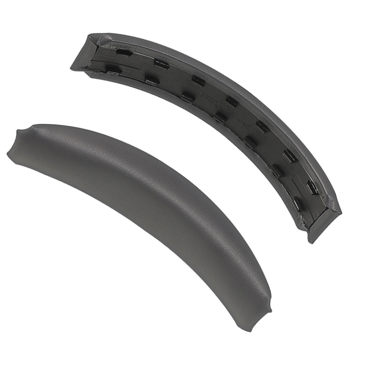 Dwie zakrzywione nausznice do słuchawek w kolorze ciemnoszarym. Nausznice są wyizolowane na białym tle.