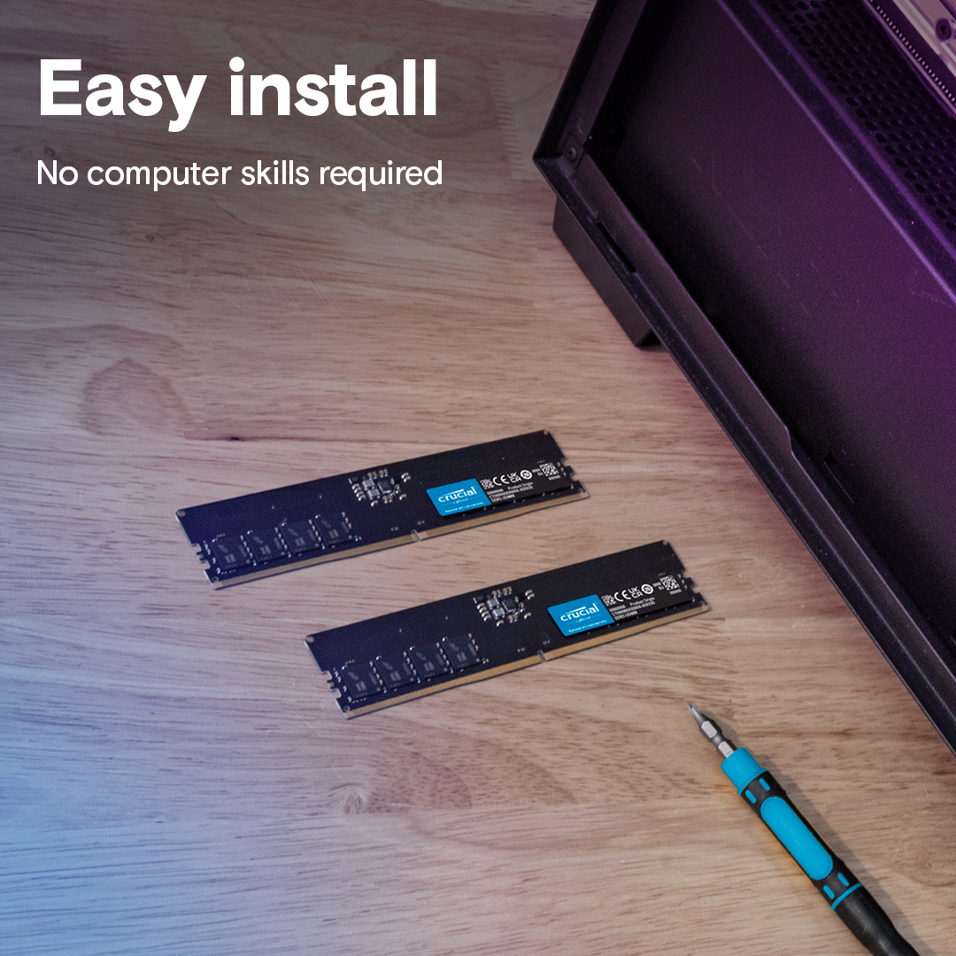 Dwa czarne moduły RAM na drewnie. Śrubokręt na pierwszym planie.