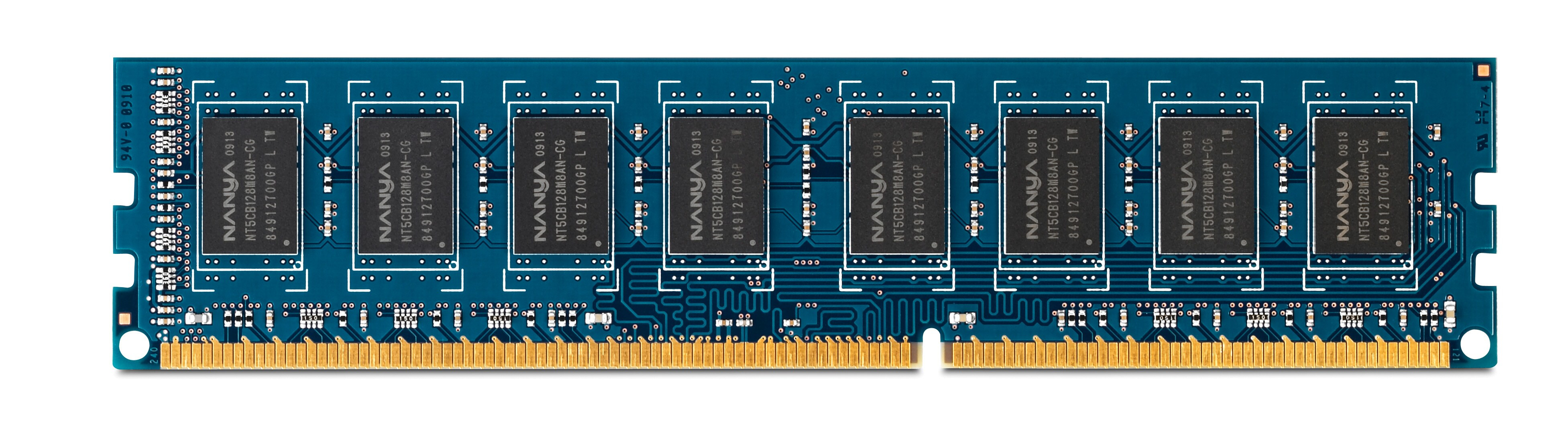Stick RAM blu con connettori dorati, su sfondo bianco. Primo piano, mostra i dettagli.