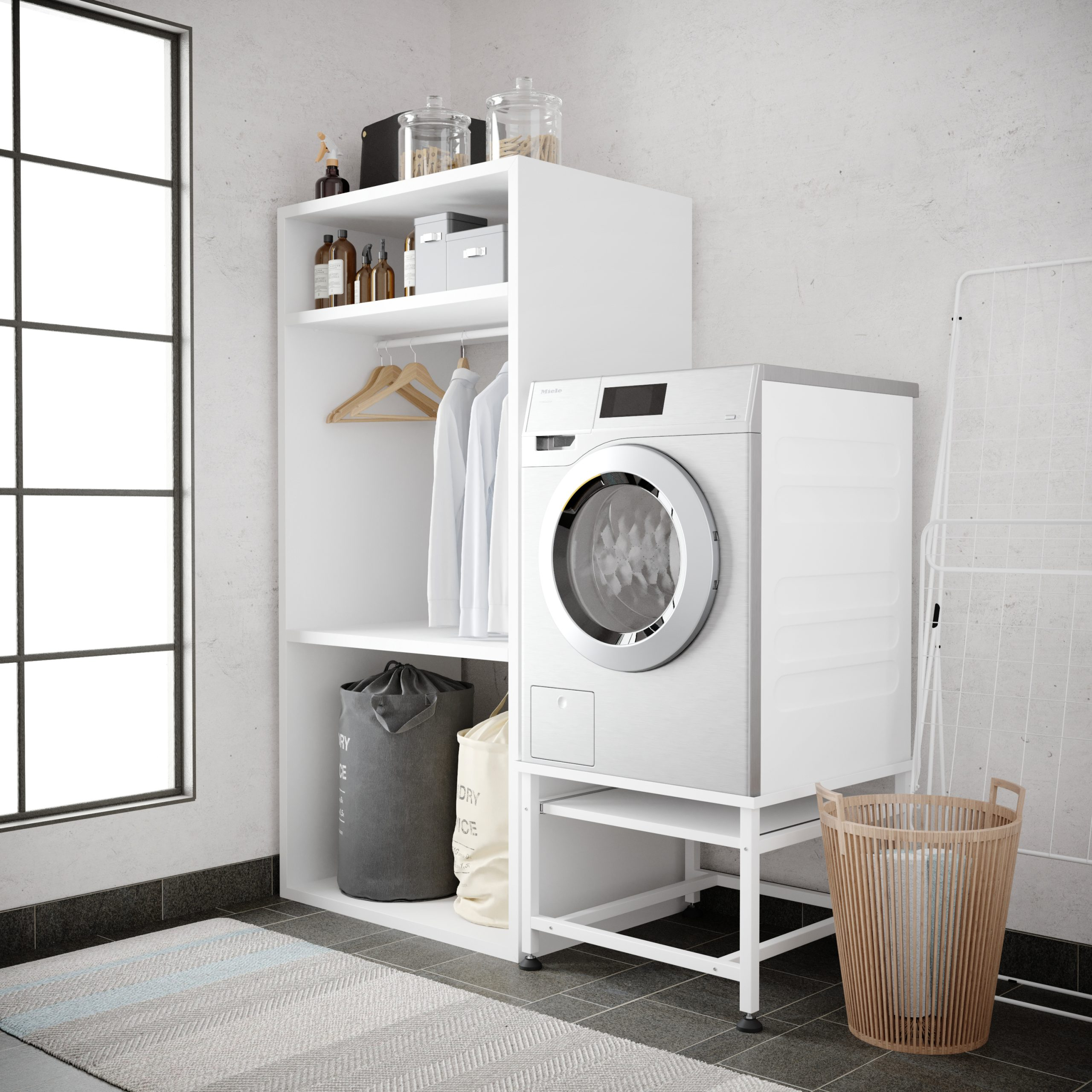 Ein weißer Waschraum mit Waschmaschine, Schrank mit Regalen und Wäschekorb.