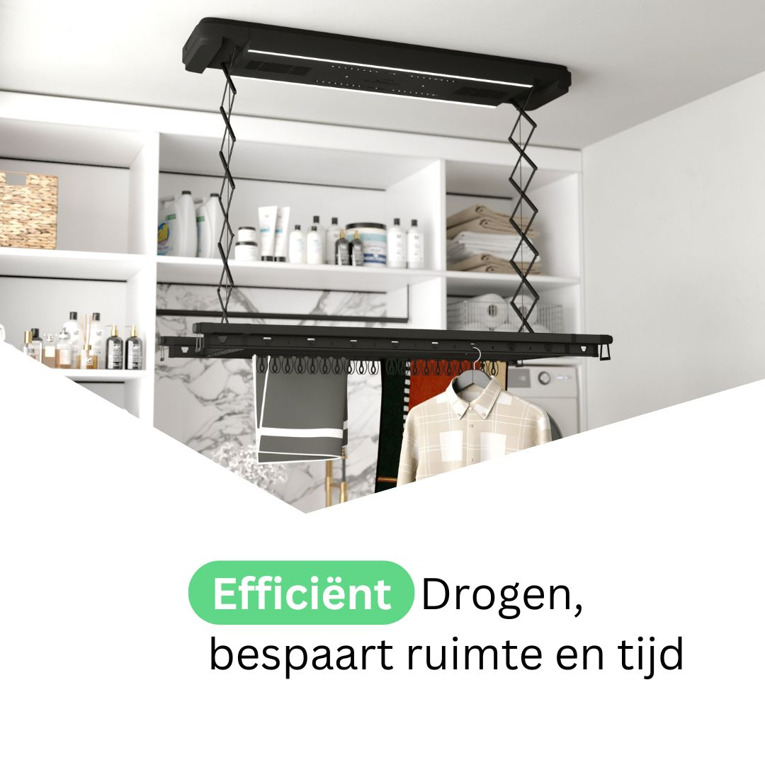 Aan het plafond gemonteerd droogrek met lichten en hangende kleding. Witte planken en wasbenodigdheden zijn zichtbaar.