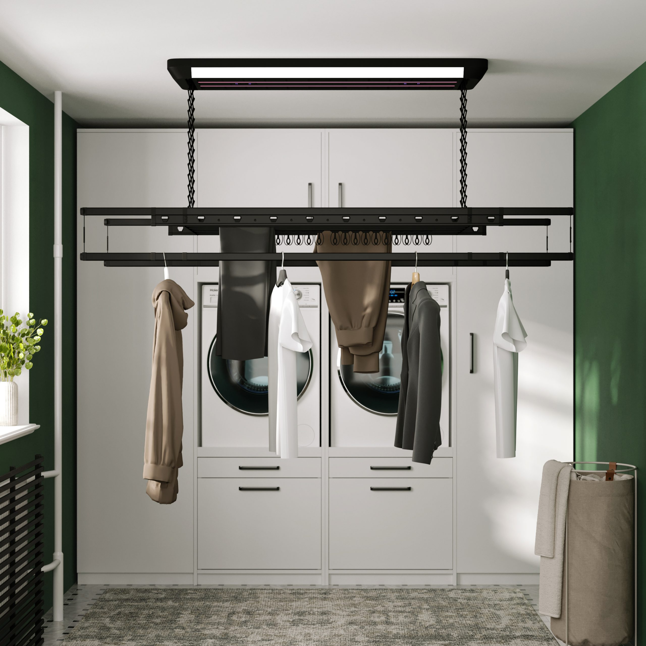 Buanderie avec étagère de plafond, placards blancs et mur vert.