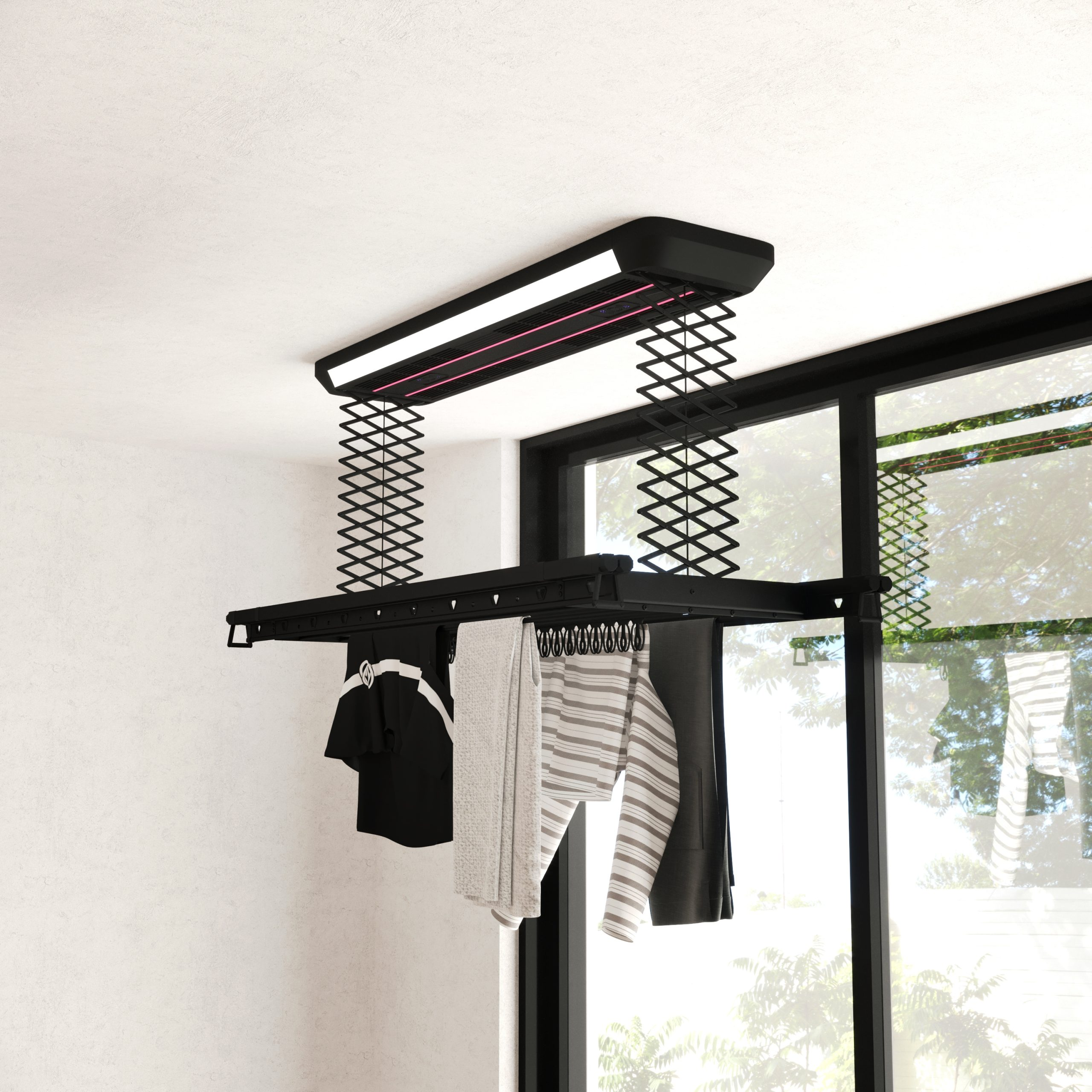 Séchoir à linge noir monté au plafond avec vêtements suspendus. Plafond blanc et fenêtre en arrière-plan.