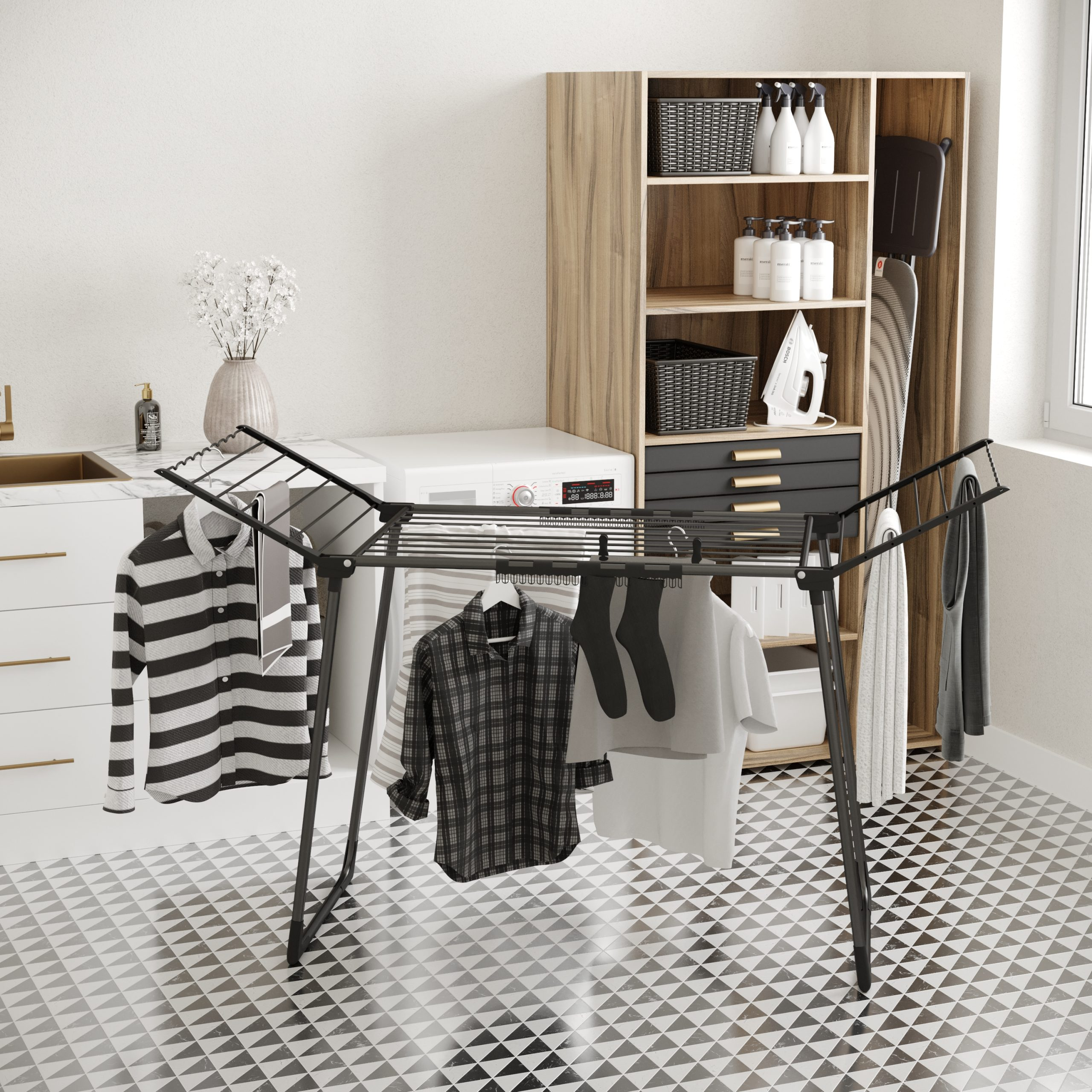 Waschküche mit Wäschetrockner, Waschmaschine und Kleidung. Holzschrank, gemusterter Boden.