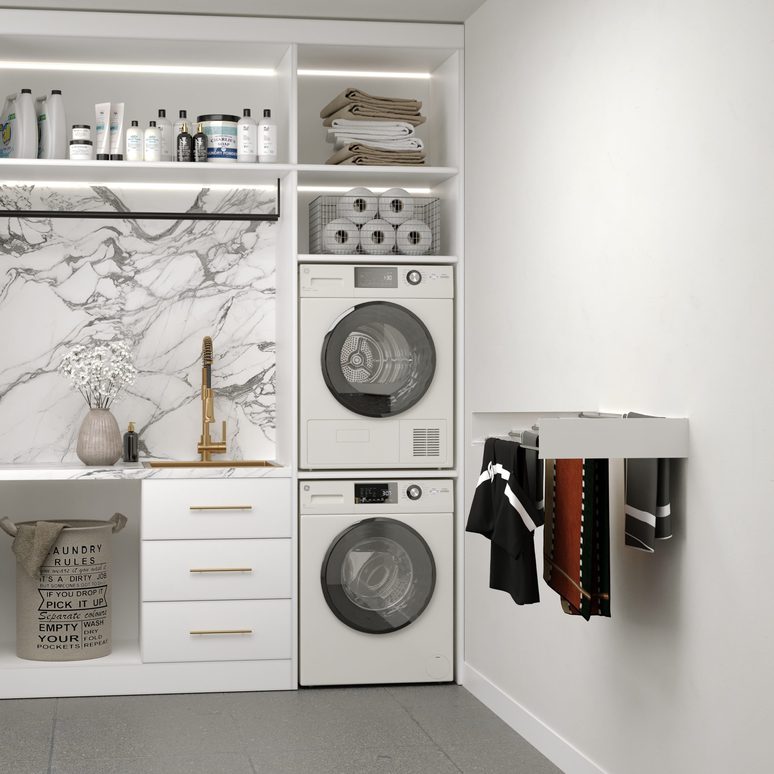 Intérieur de buanderie avec machines à laver, mur en marbre et accessoires de buanderie.