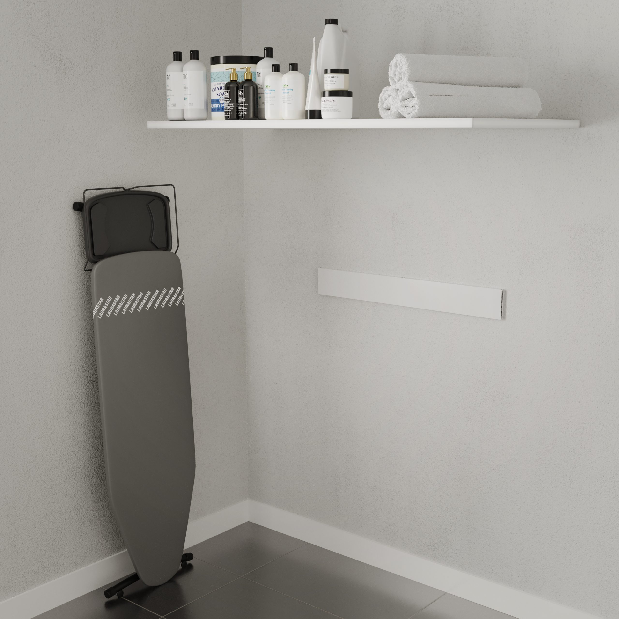 Une planche à repasser dans un coin. Une étagère et un mur blanc sont visibles.