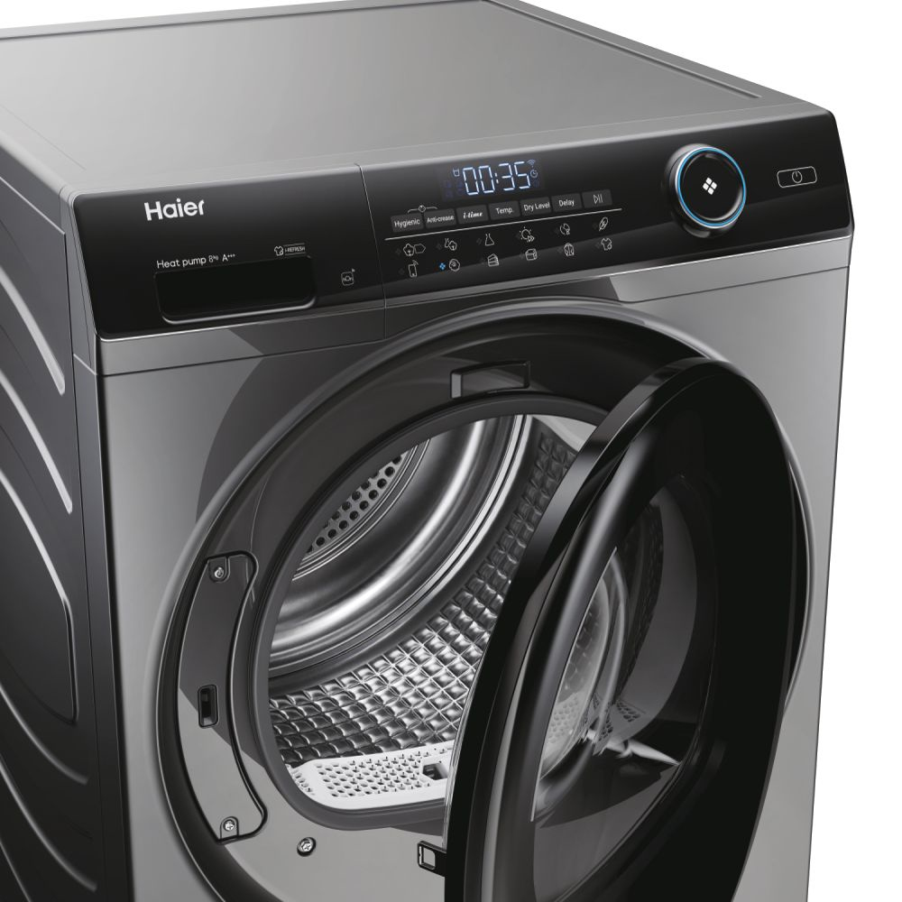 Lavatrice Haier con porta aperta. Display digitale e pannello di controllo visibili.