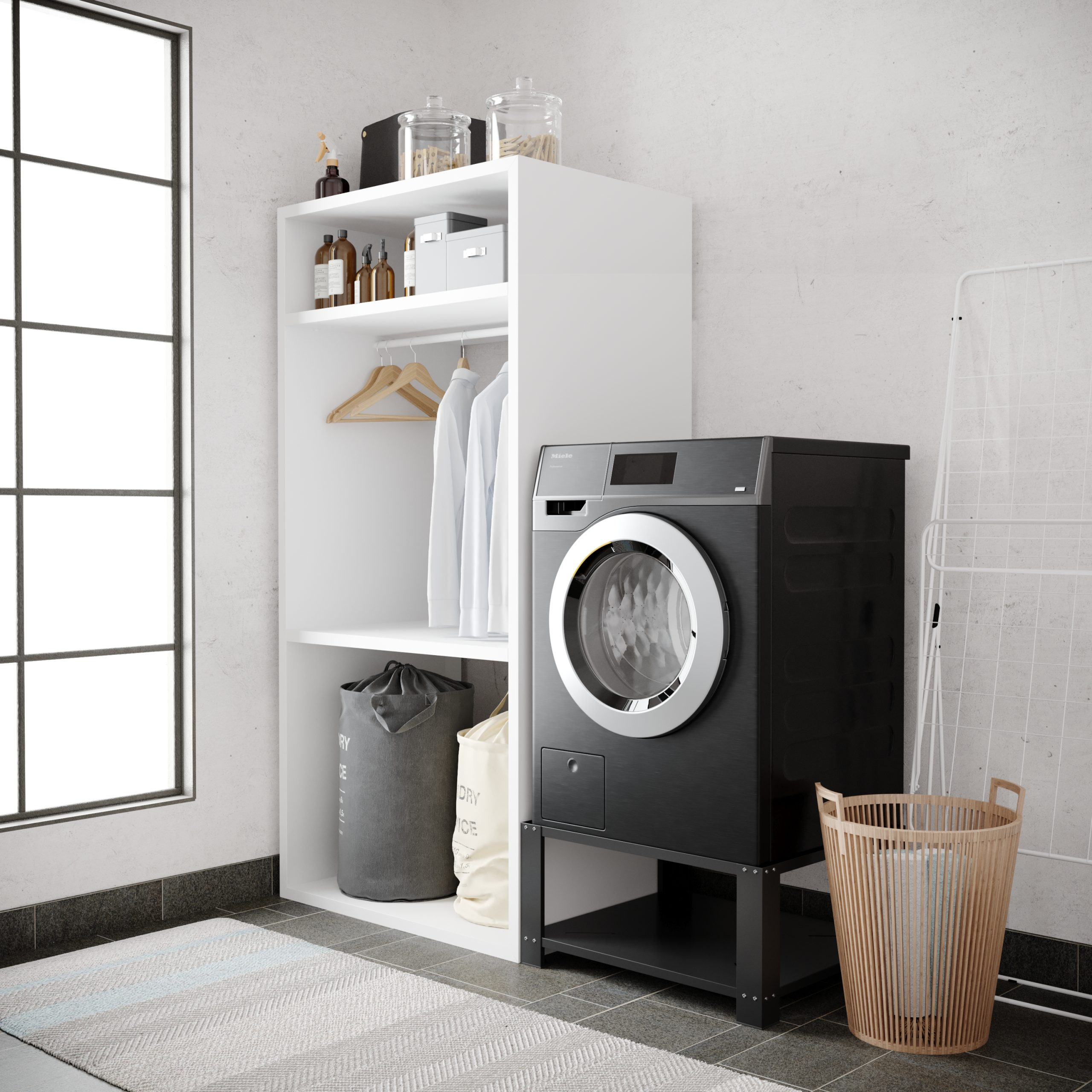 Waschküche mit Waschmaschine, Schrank und Wäschekorb.