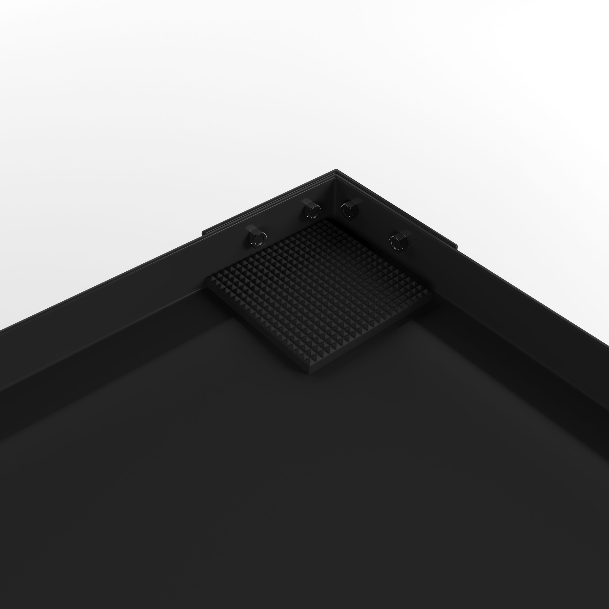 Nahaufnahme einer schwarzen Metallecke mit einem quadratischen Gummipad daran befestigt.