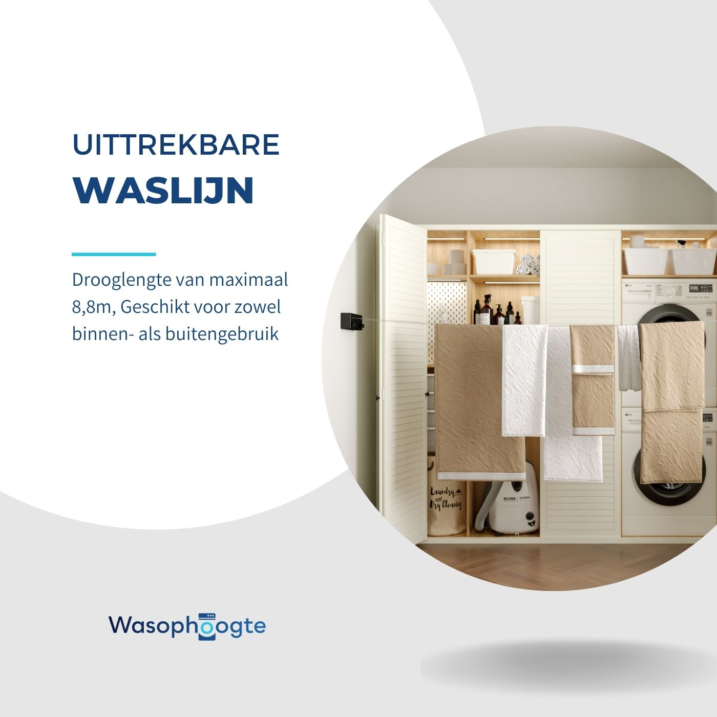 Un placard blanc ouvert avec des vêtements suspendus et un fil à linge coulissant. Serviettes beiges et blanches suspendues.