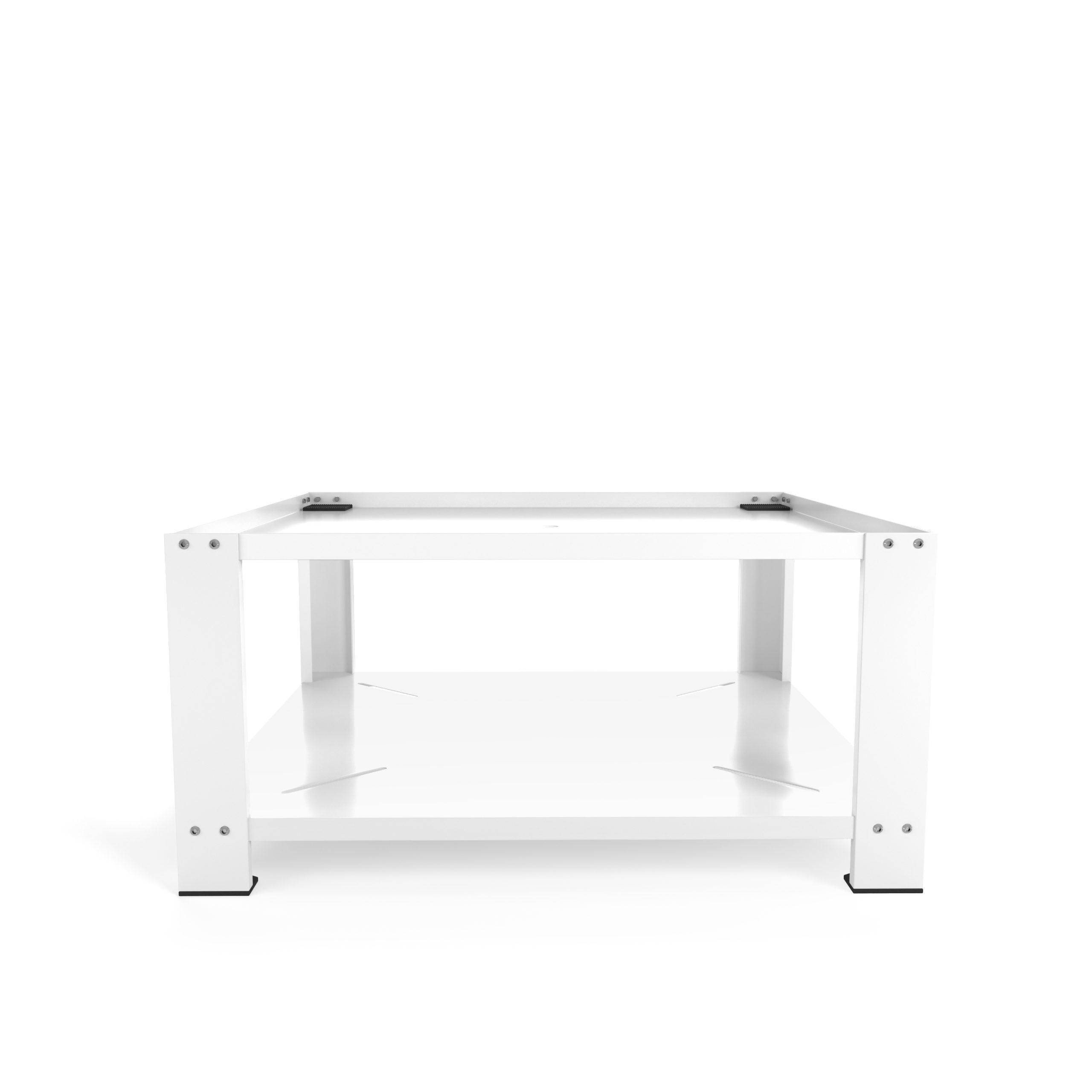 Weißer quadratischer Tisch mit einem Regal. Weißer Hintergrund.