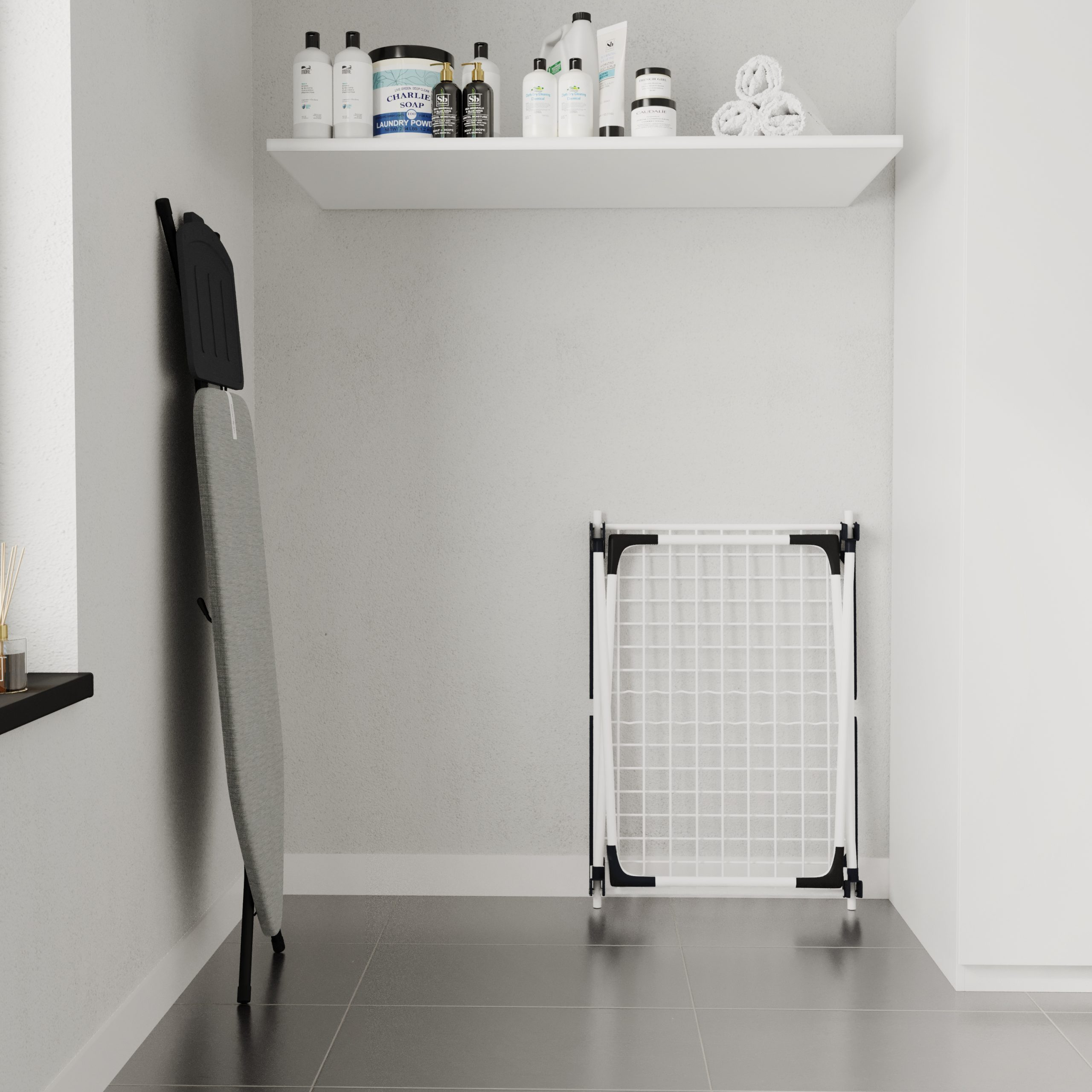 Waschküche mit Bügelbrett, Wäscheständer, Regal mit Toilettenartikeln.