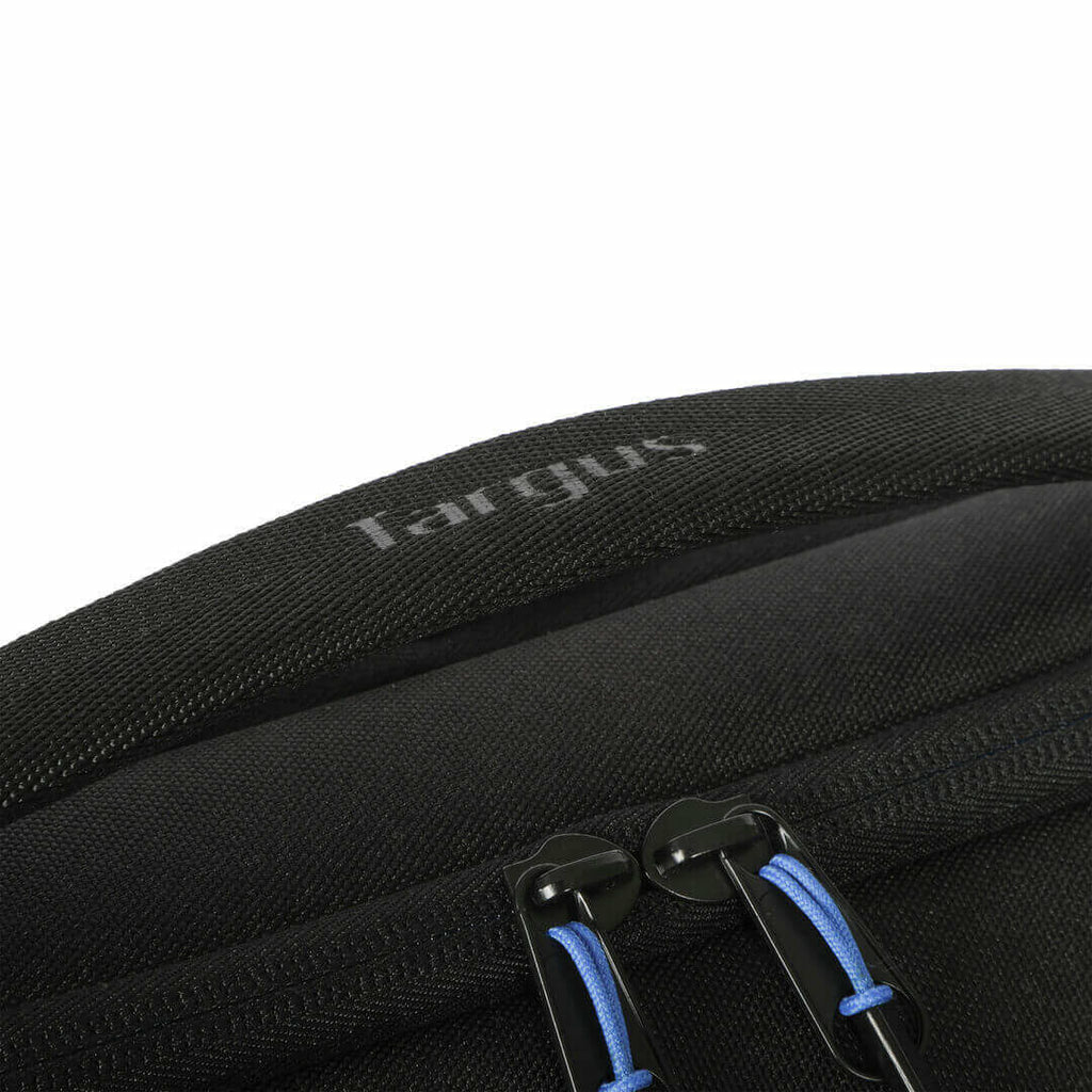 Primo piano di una borsa nera con cerniera e tiranti blu. La parola Targus è scritta.
