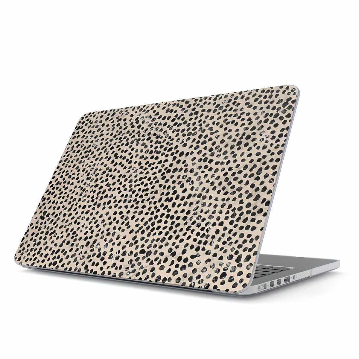 Laptop con cover color crema, motivo a pois neri, su sfondo bianco.