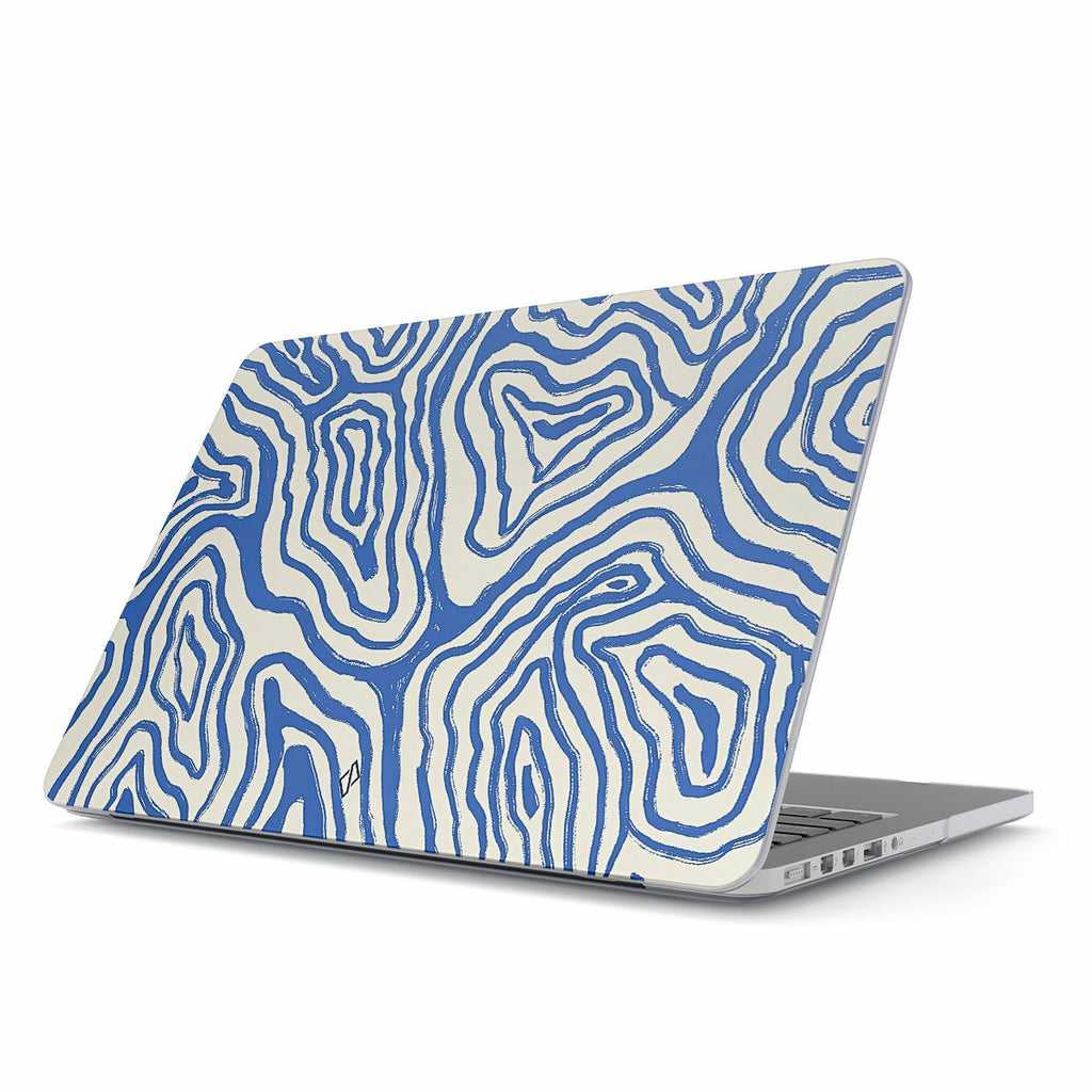 Laptop con cover design astratto blu e bianco. Vista angolata, sfondo bianco.