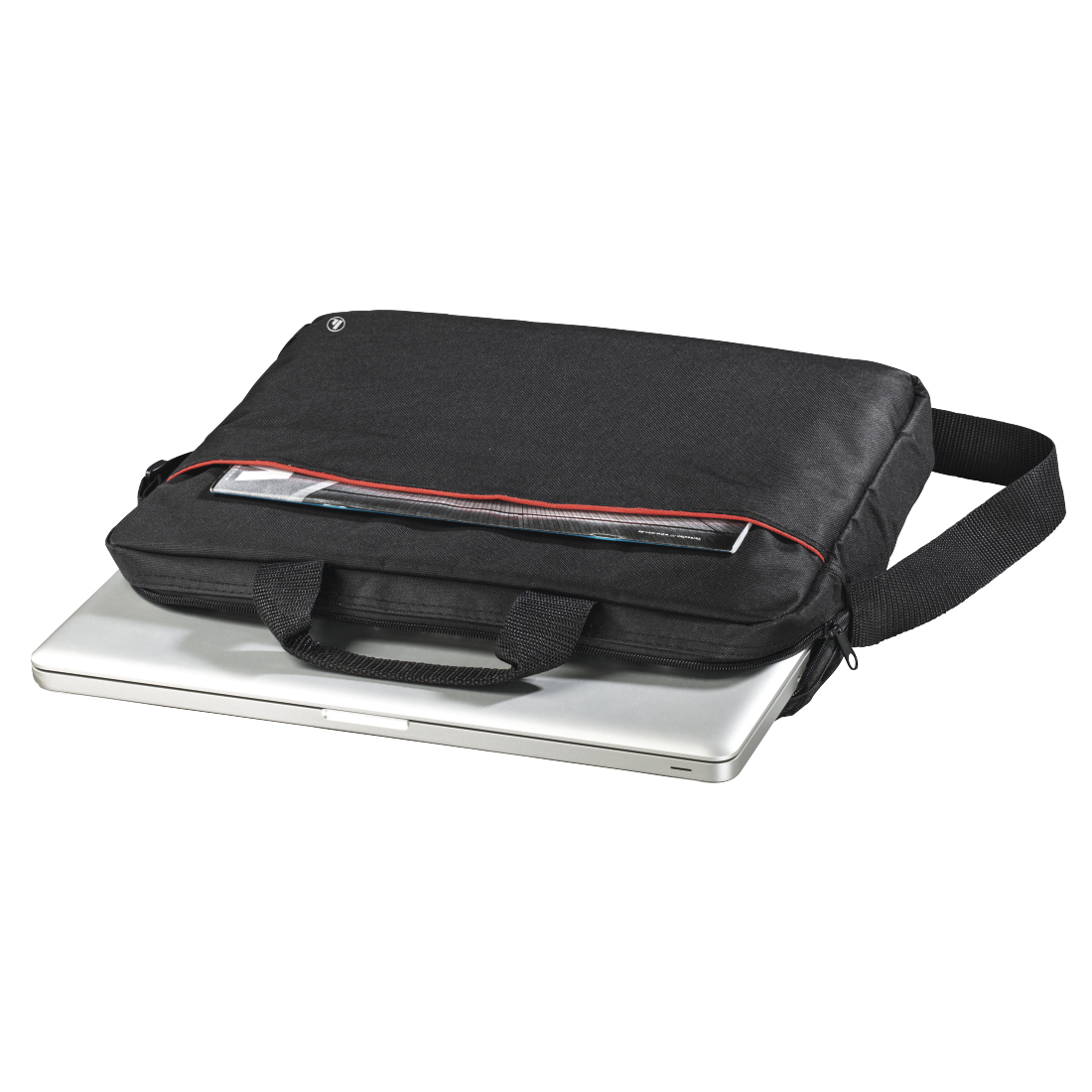 Eine schwarze Laptoptasche, geöffnet mit Laptop und Zeitschrift. Roter Besatz akzentuiert den Rand. Weißer Hintergrund.