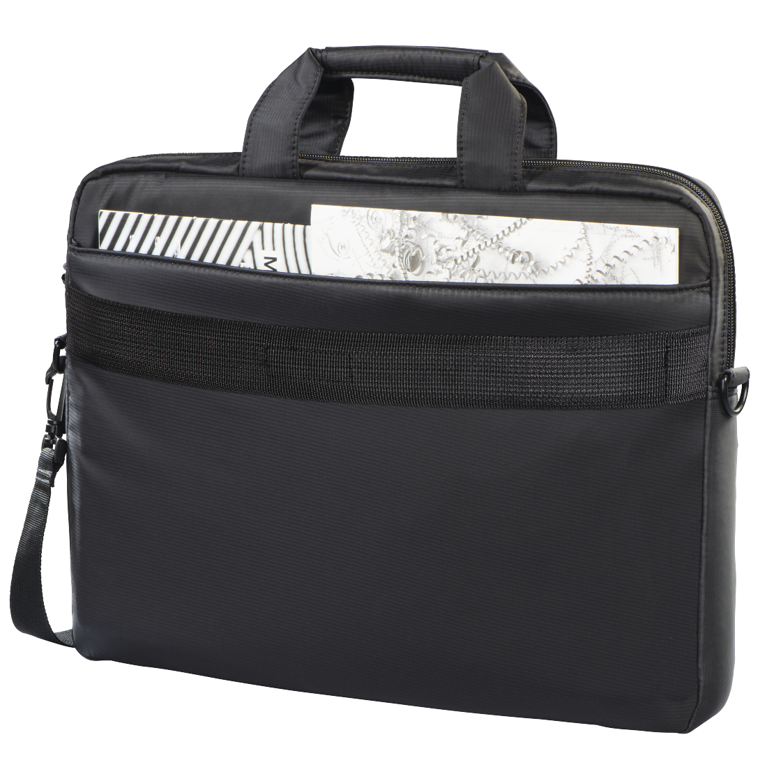 Schwarze Laptoptasche mit Griff, Riemen und Dokumenten. Weißer Hintergrund.
