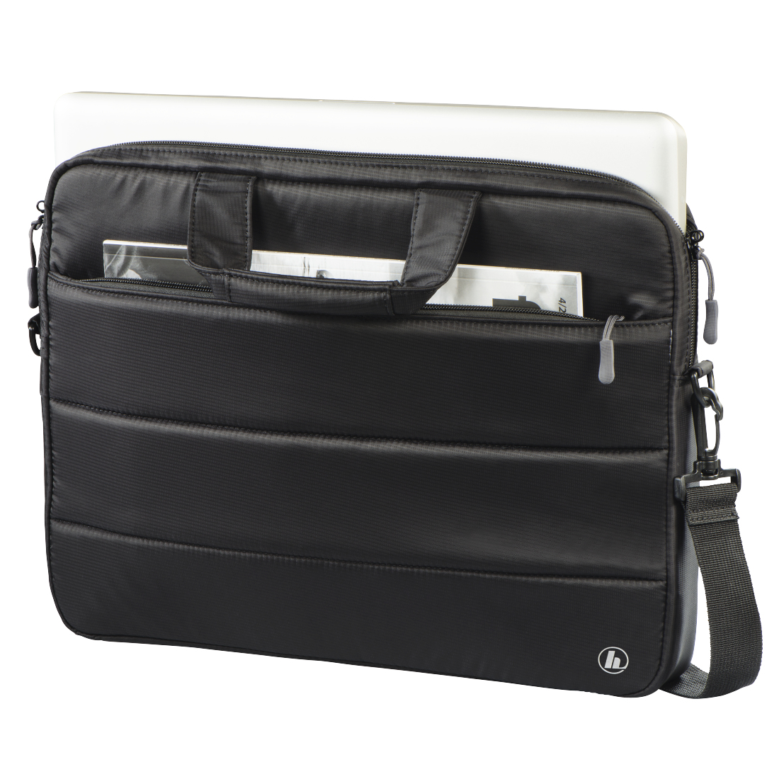 Schwarze Laptoptasche mit Griff, Reißverschluss und einem Laptop darin, vor weißem Hintergrund.