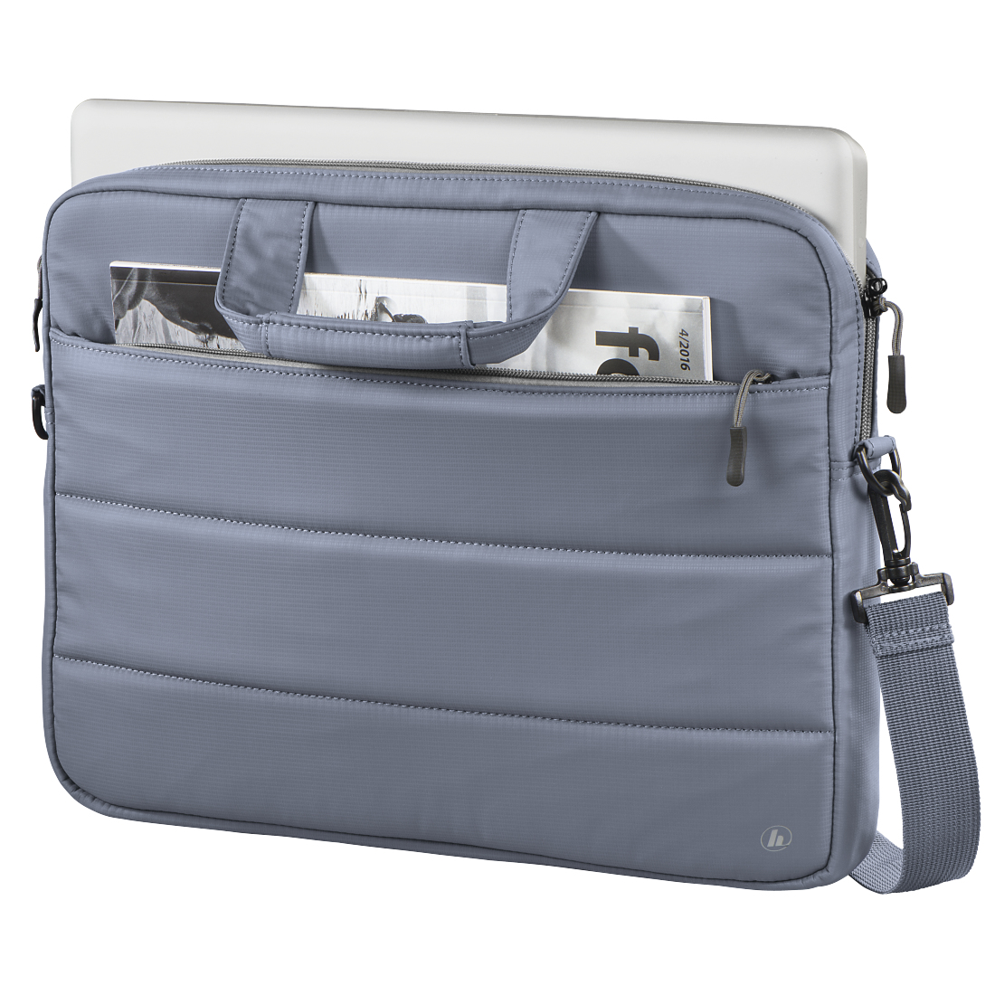 Una borsa grigia per laptop con tracolla, che contiene un laptop e una rivista.