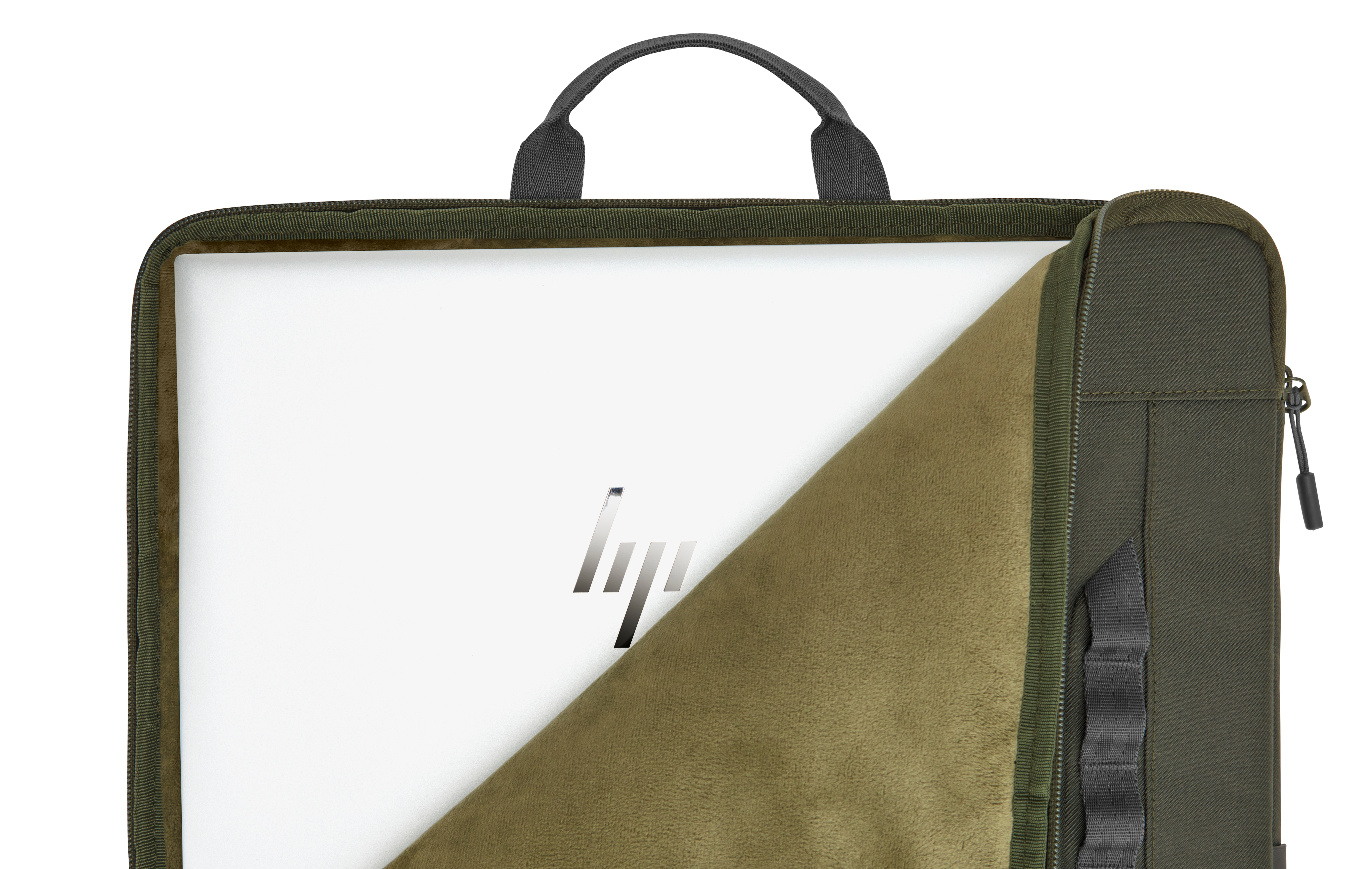 Yeşil çantada laptop, kısmen açık, HP logosu görünüyor.