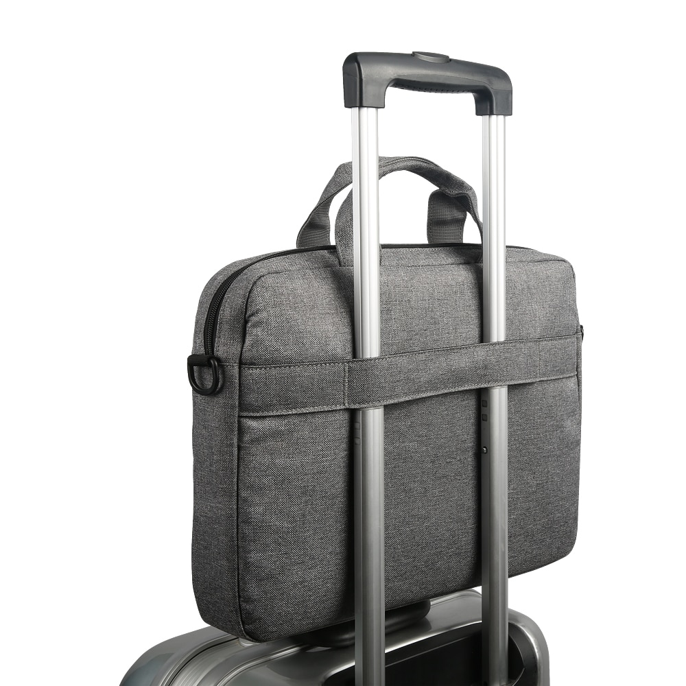 Graue Laptoptasche am Gepäckgriff. Schwarzer Reißverschluss, grauer Stoff, silberner Griff.