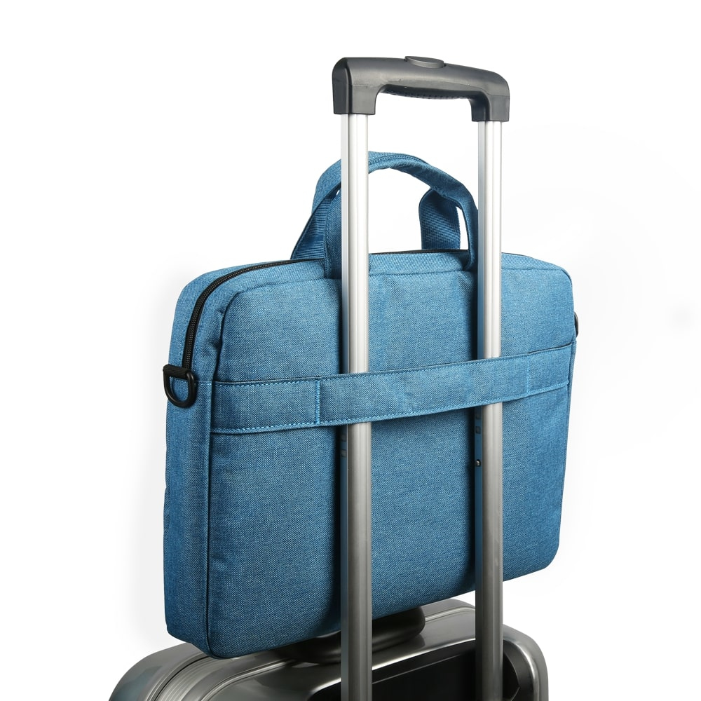 Eine blaue Laptop-Tasche aus Stoff, befestigt an einem silbernen Koffergriff.