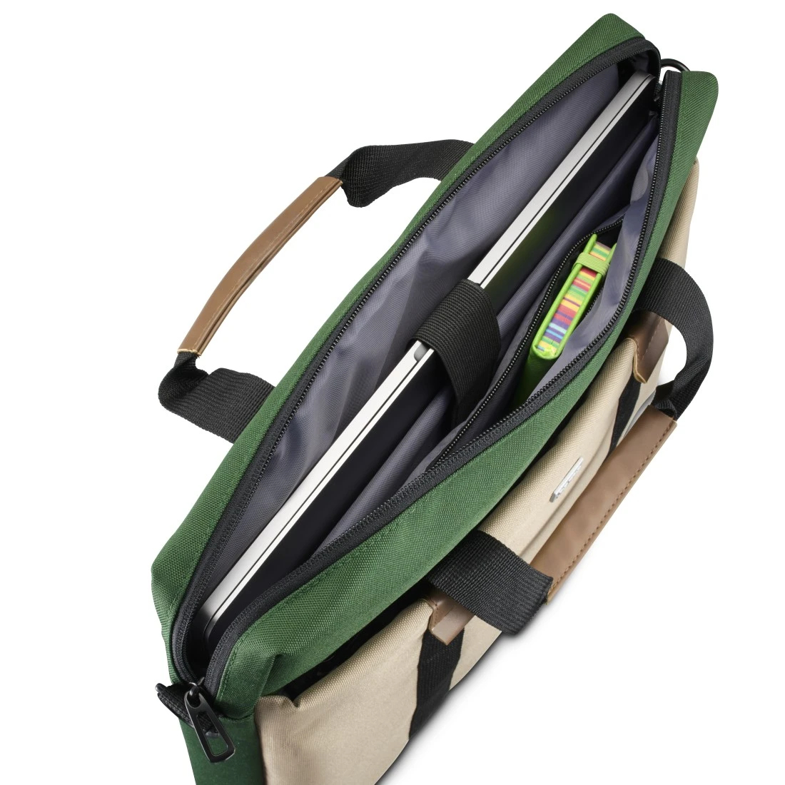 Borsa per laptop aperta, verde e beige. Un laptop e un libro sono all'interno. Manico marrone.