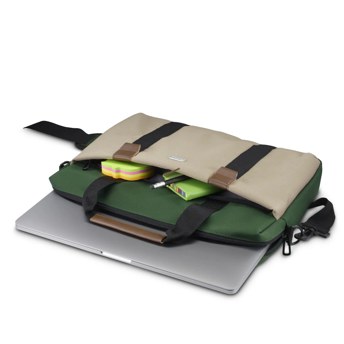 Borsa per laptop verde e beige aperta. Laptop all'interno. Post-it gialli e penna visibili.