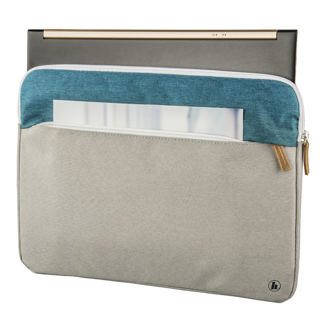 Eine Laptop-Hülle in Grau und Blau mit Reißverschluss. Ein Dokument ist teilweise sichtbar.