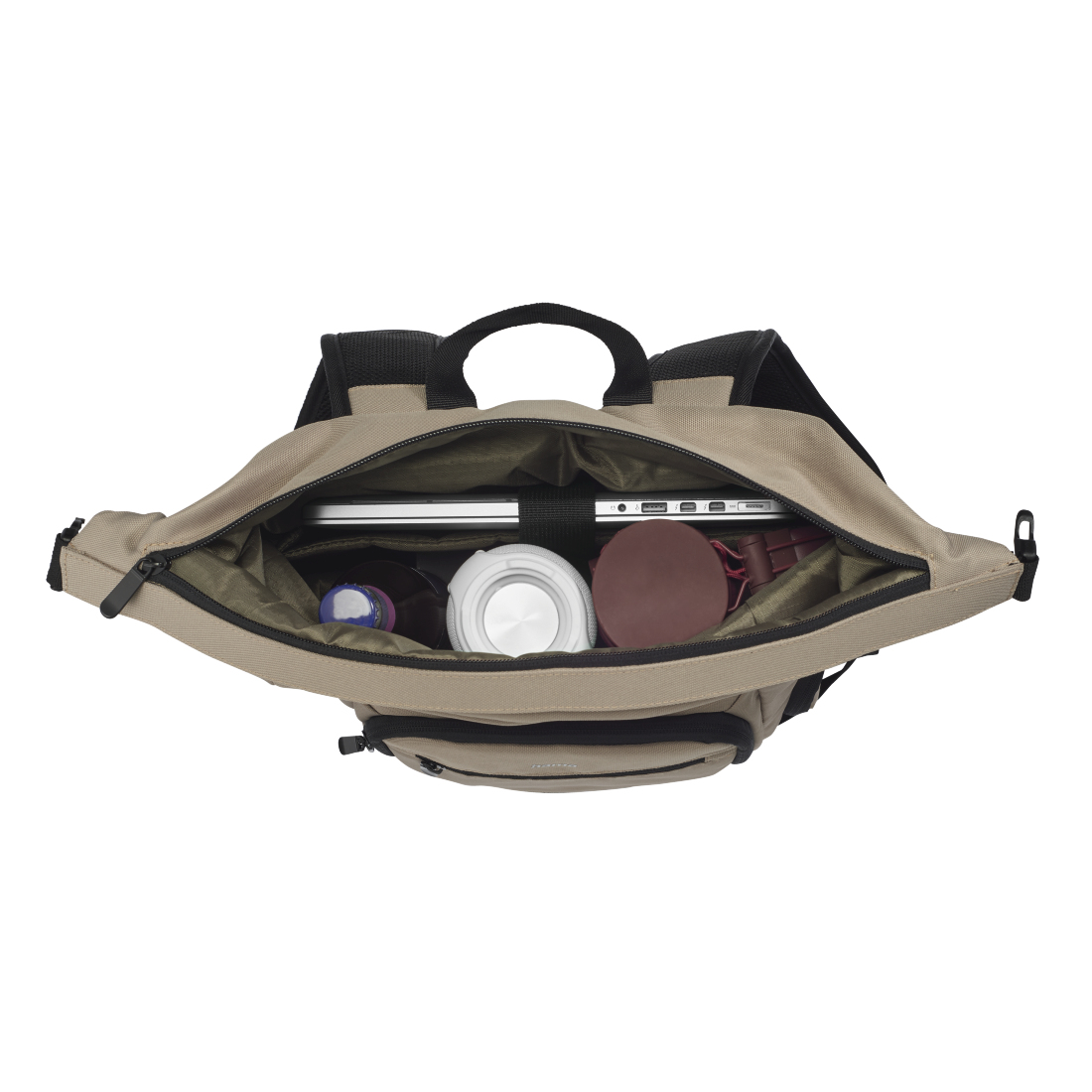 Plecak z laptopem, butelką wody i innymi przedmiotami widocznymi w środku. Widok z góry.