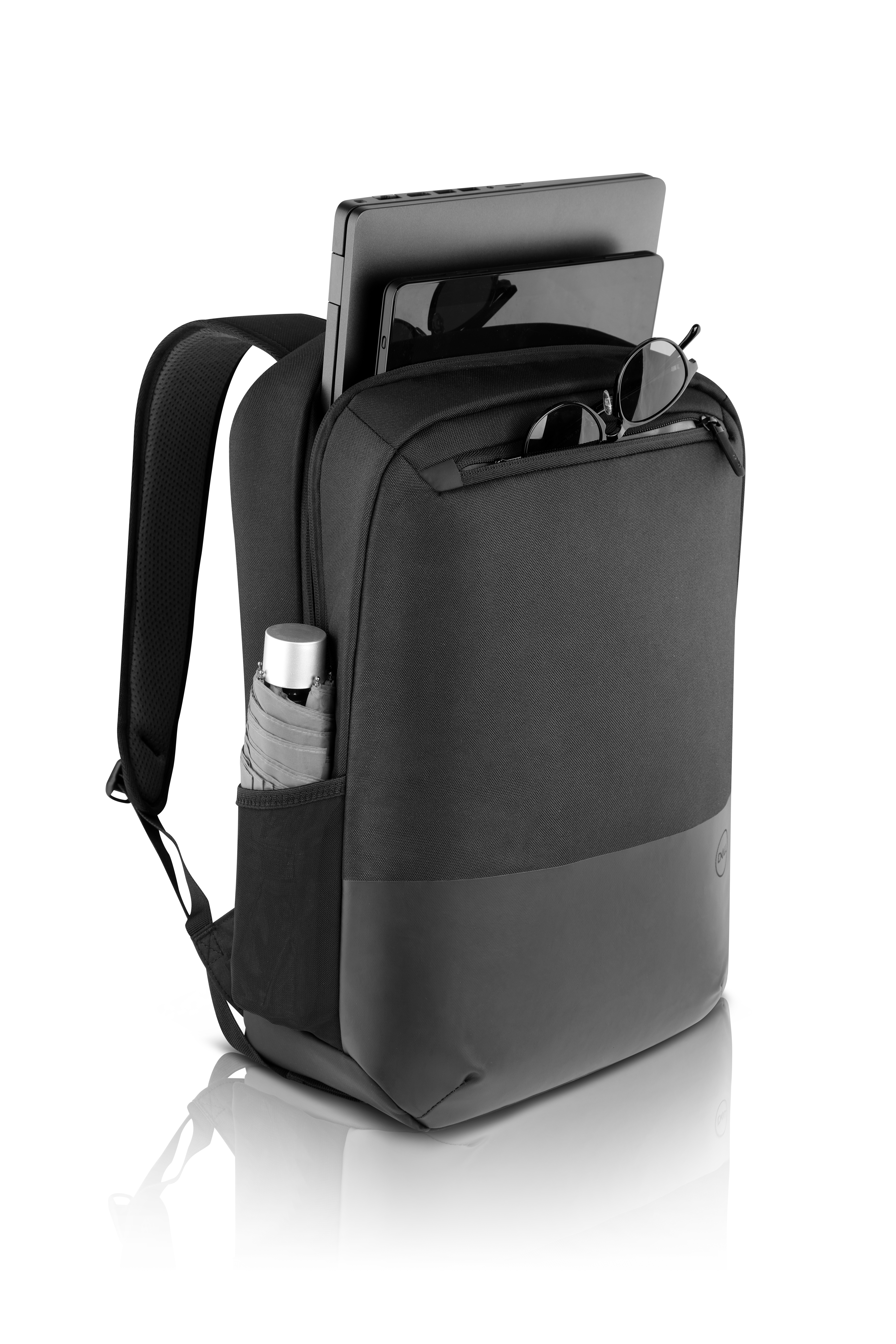 Zaino nero con oggetti all'interno, tra cui laptop, tablet, occhiali da sole e ombrello.