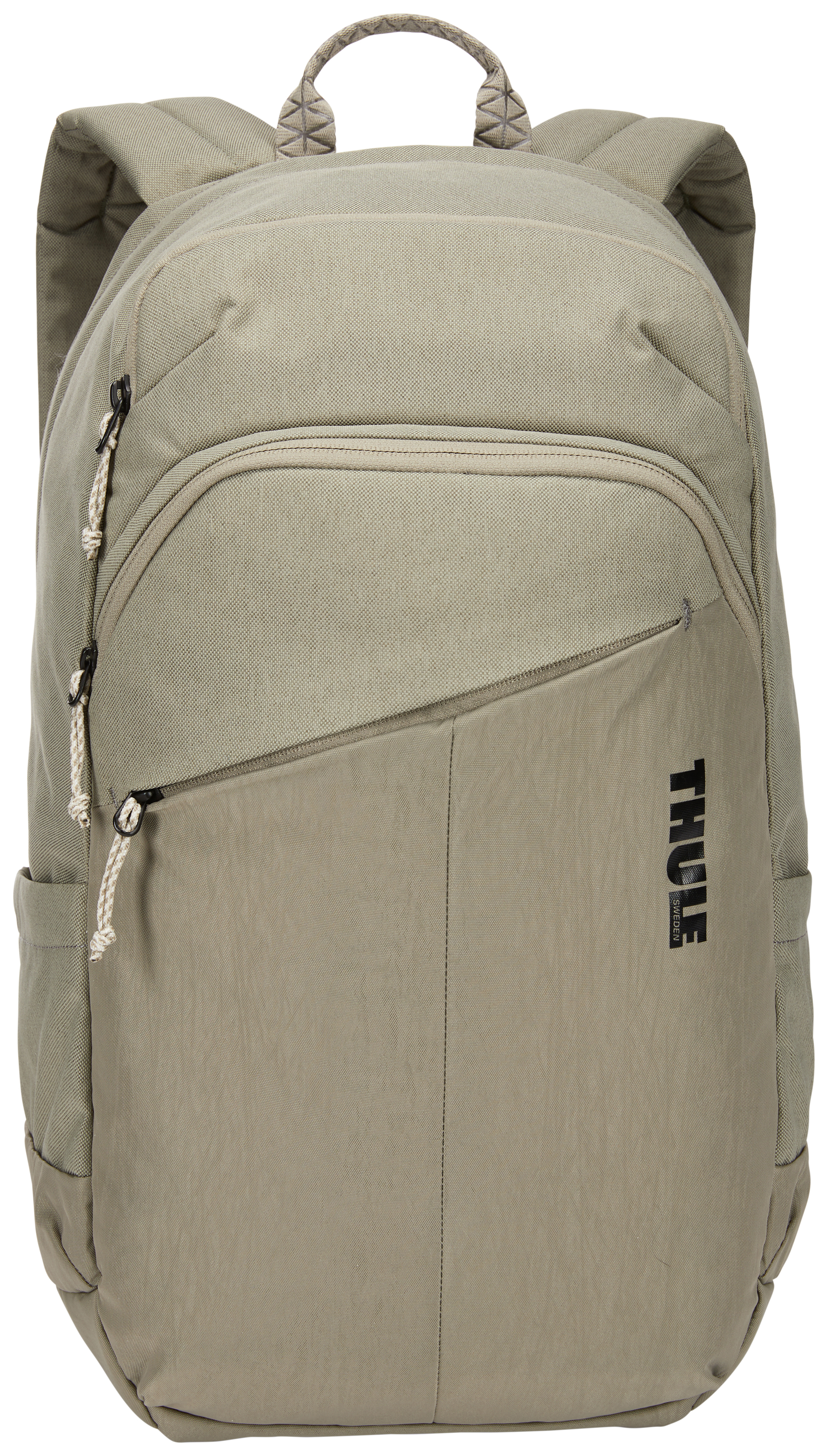 Ein khaki-farbener Thule-Rucksack mit einer Fronttasche und einer seitlichen Reißverschlusstasche sowie dem Thule-Logo in Schwarz.
