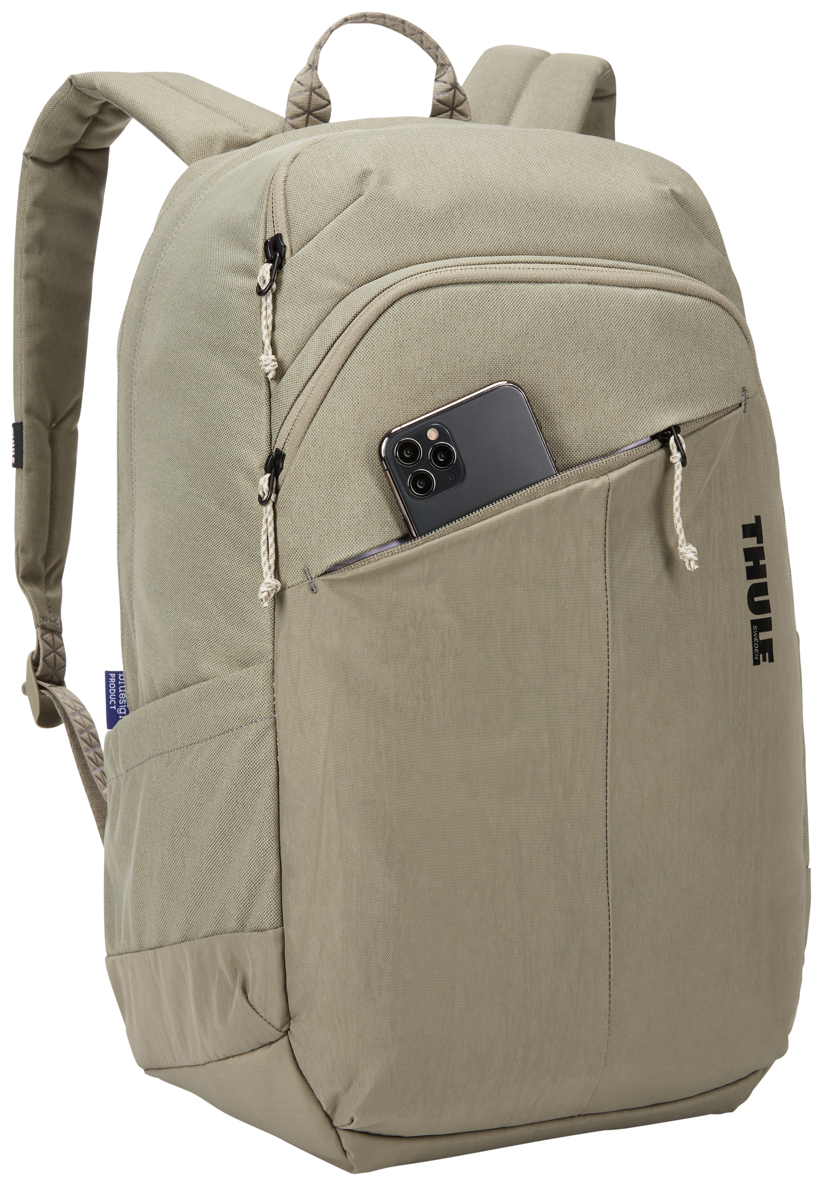 Beiger Rucksack mit einem Telefon in der Vordertasche.