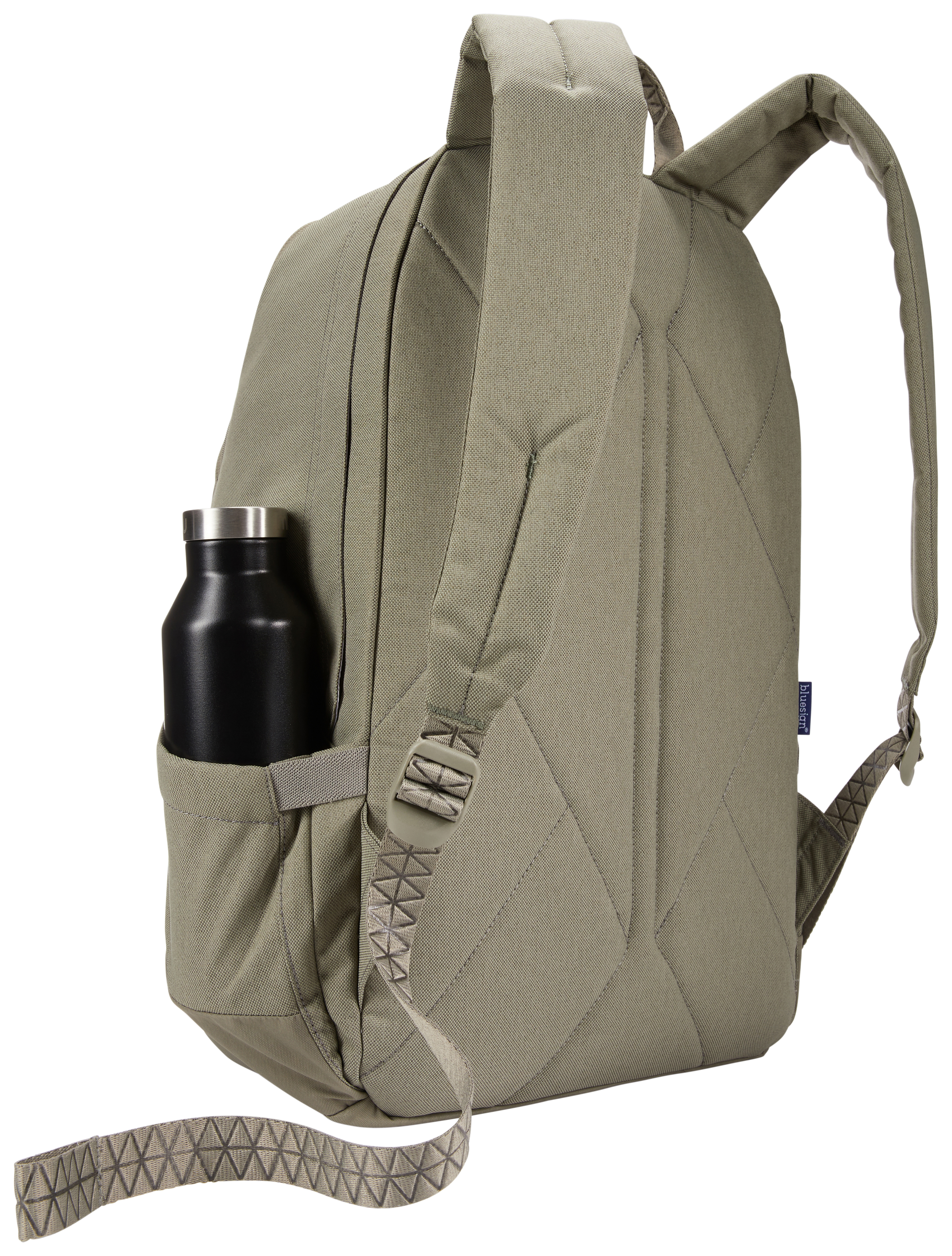 Ein grüner Rucksack mit einer schwarzen Wasserflasche in der Seitentasche. Der Rucksack befindet sich auf weißem Hintergrund.