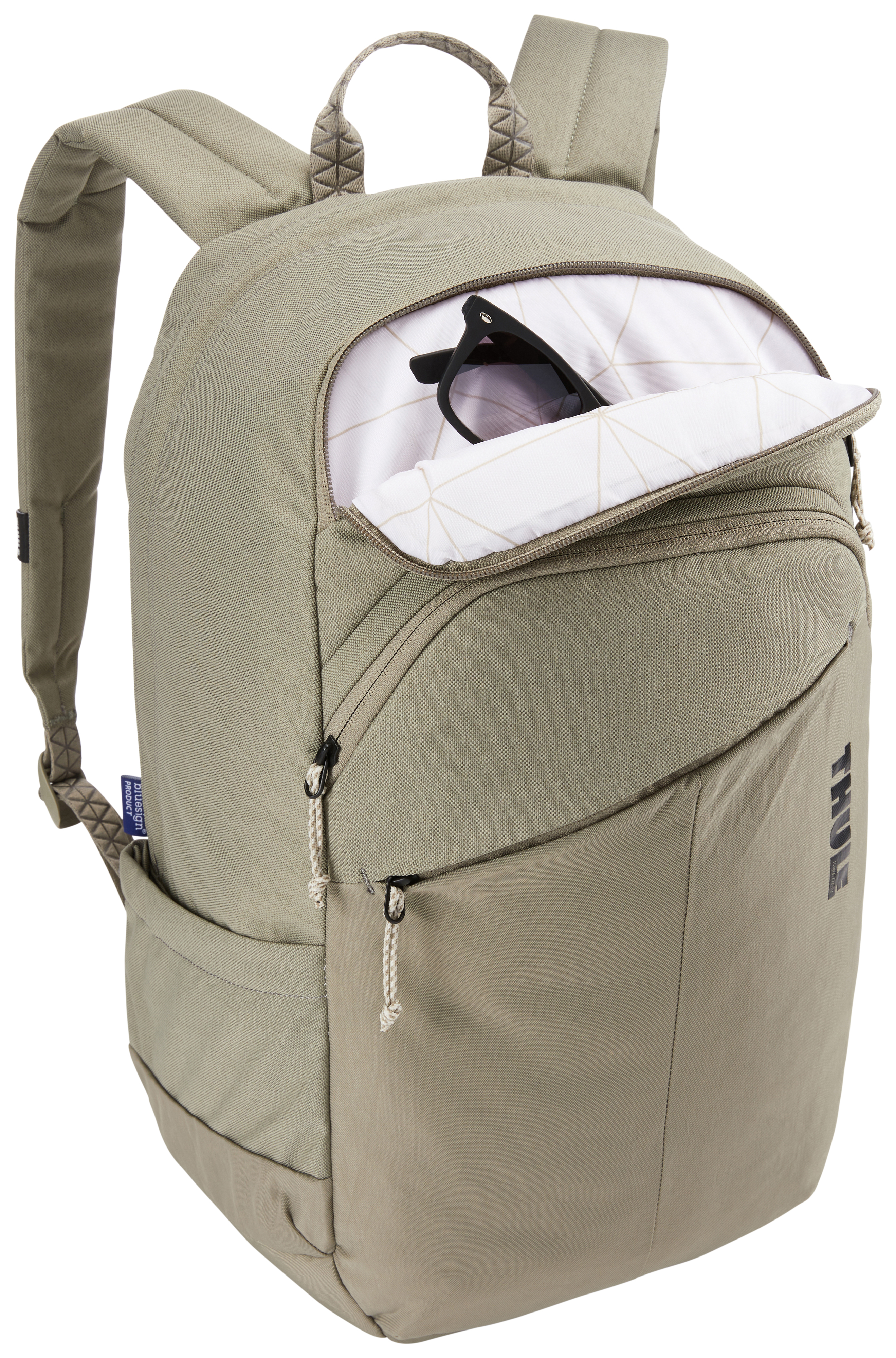 Beiger Rucksack mit teilweise geöffneter Oberseite, die Sonnenbrille zeigt. Die Tasche hat zwei Fächer und eine Seitentasche.