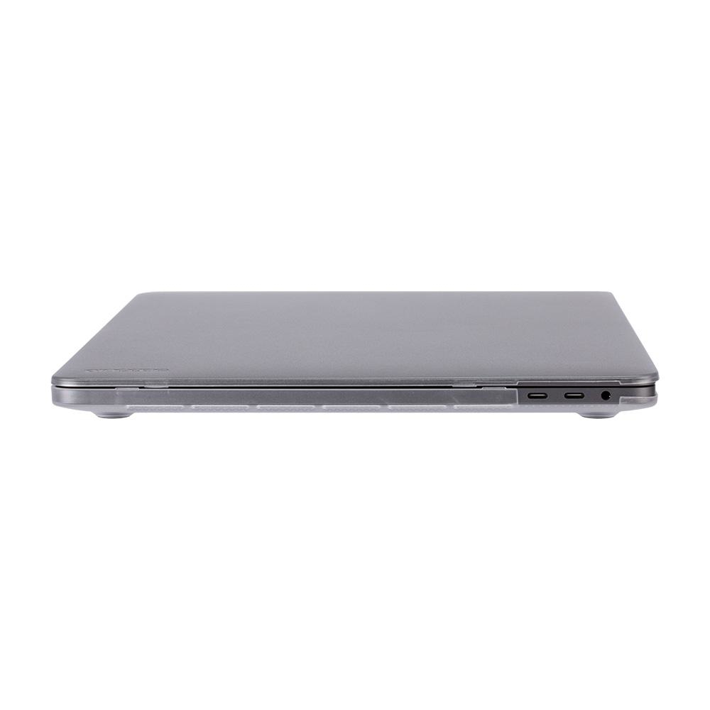 Un laptop grigio chiuso con superficie grigio chiaro, vista laterale. Sfondo bianco.