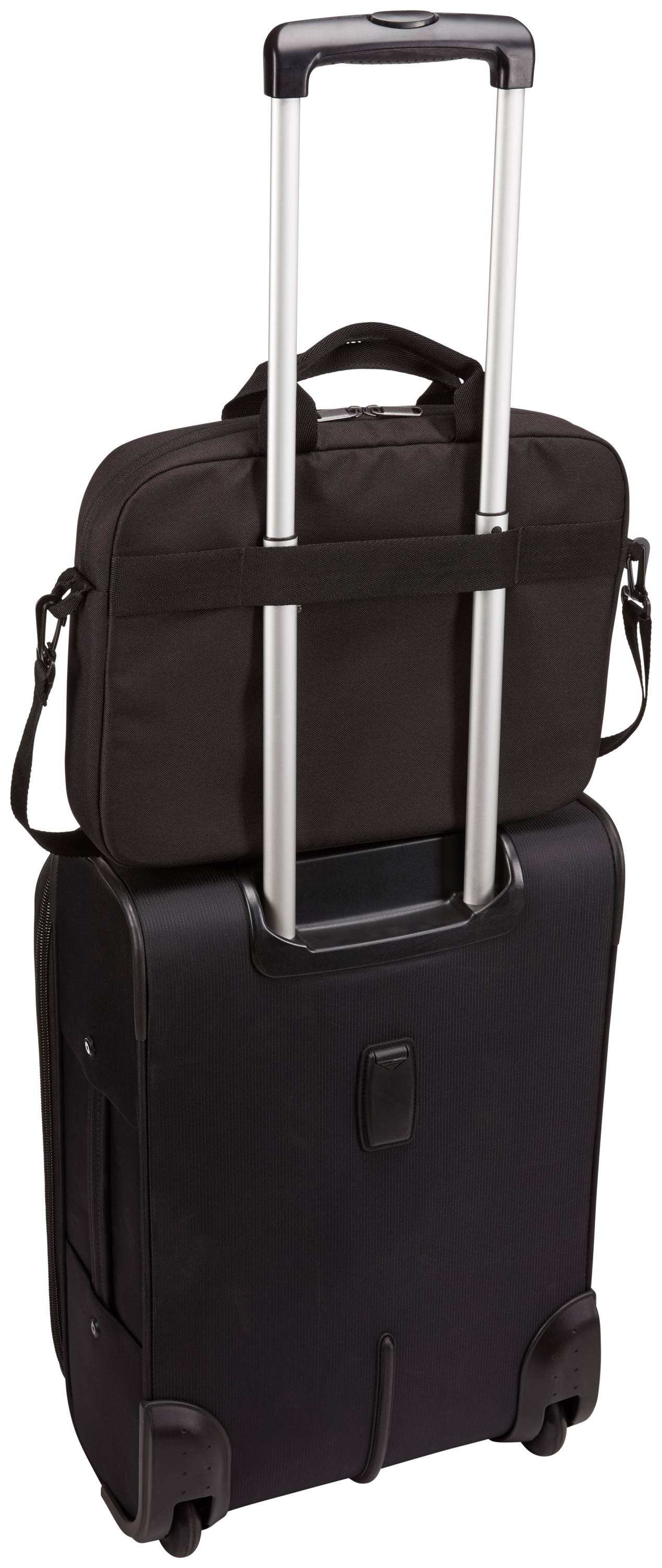 Borsa per laptop nera sopra una valigia con ruote nera, collegate da una cinghia. Sfondo bianco.