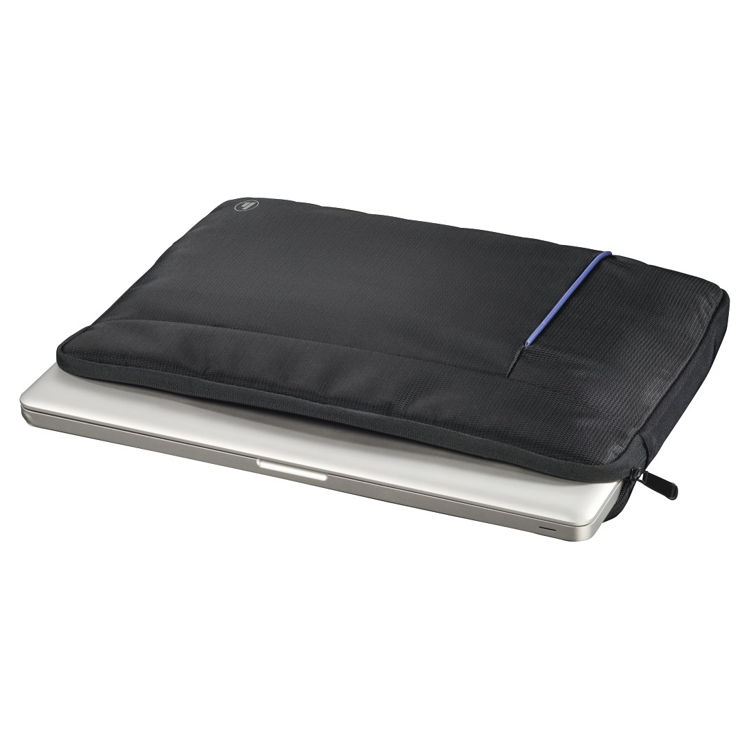 Custodia per laptop nera, con un laptop all'interno. Dettaglio con fascia elastica blu. Chiusura con cerniera. Sfondo bianco.