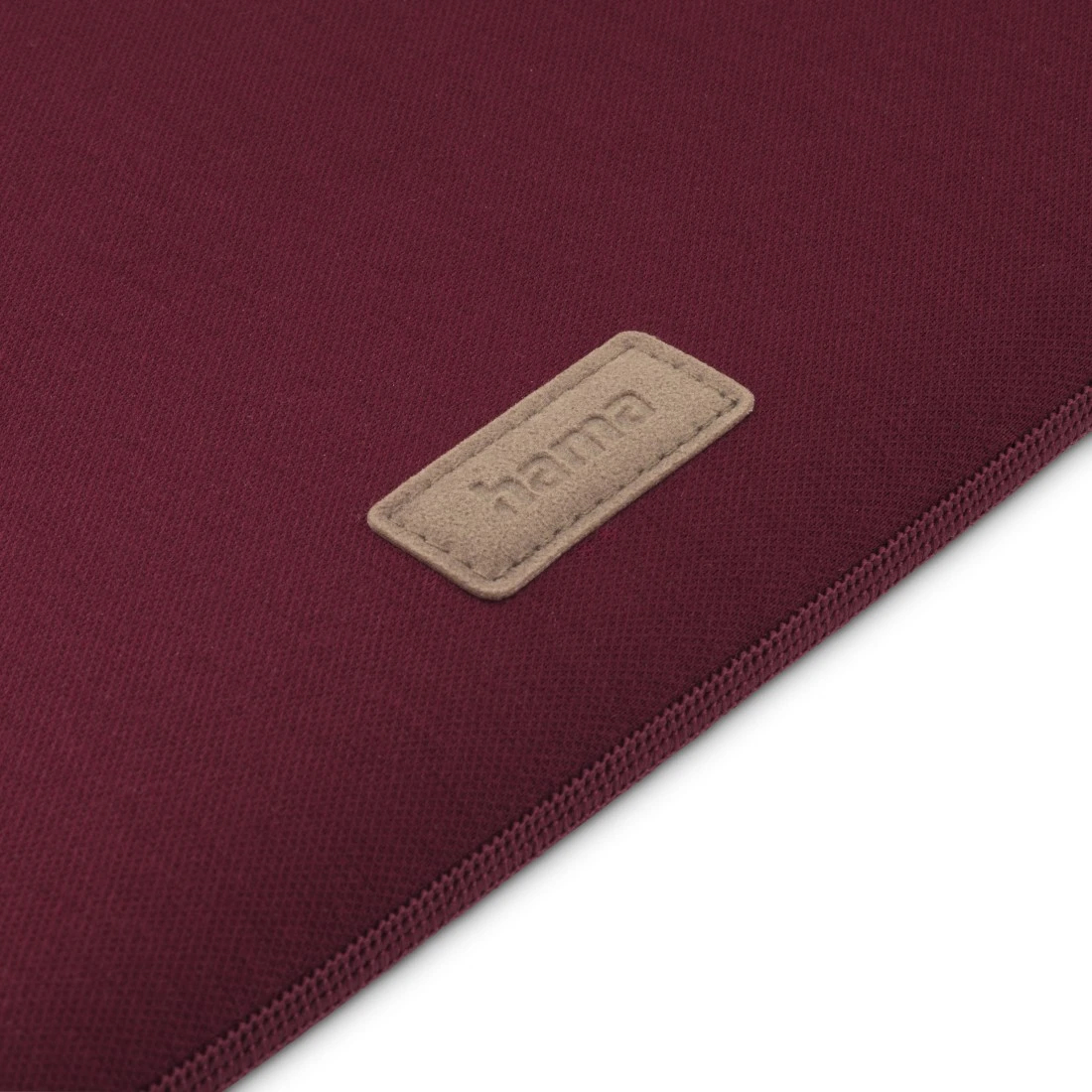 Tappetino per mouse bordeaux con etichetta beige con scritto "hama". Bianco.
