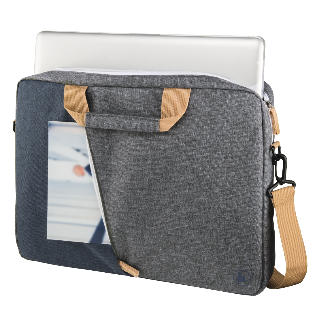 Graue Laptoptasche mit beigefarbenen Griffen und Riemen, mit Laptop drin. Offene Tasche zeigt Dokument.