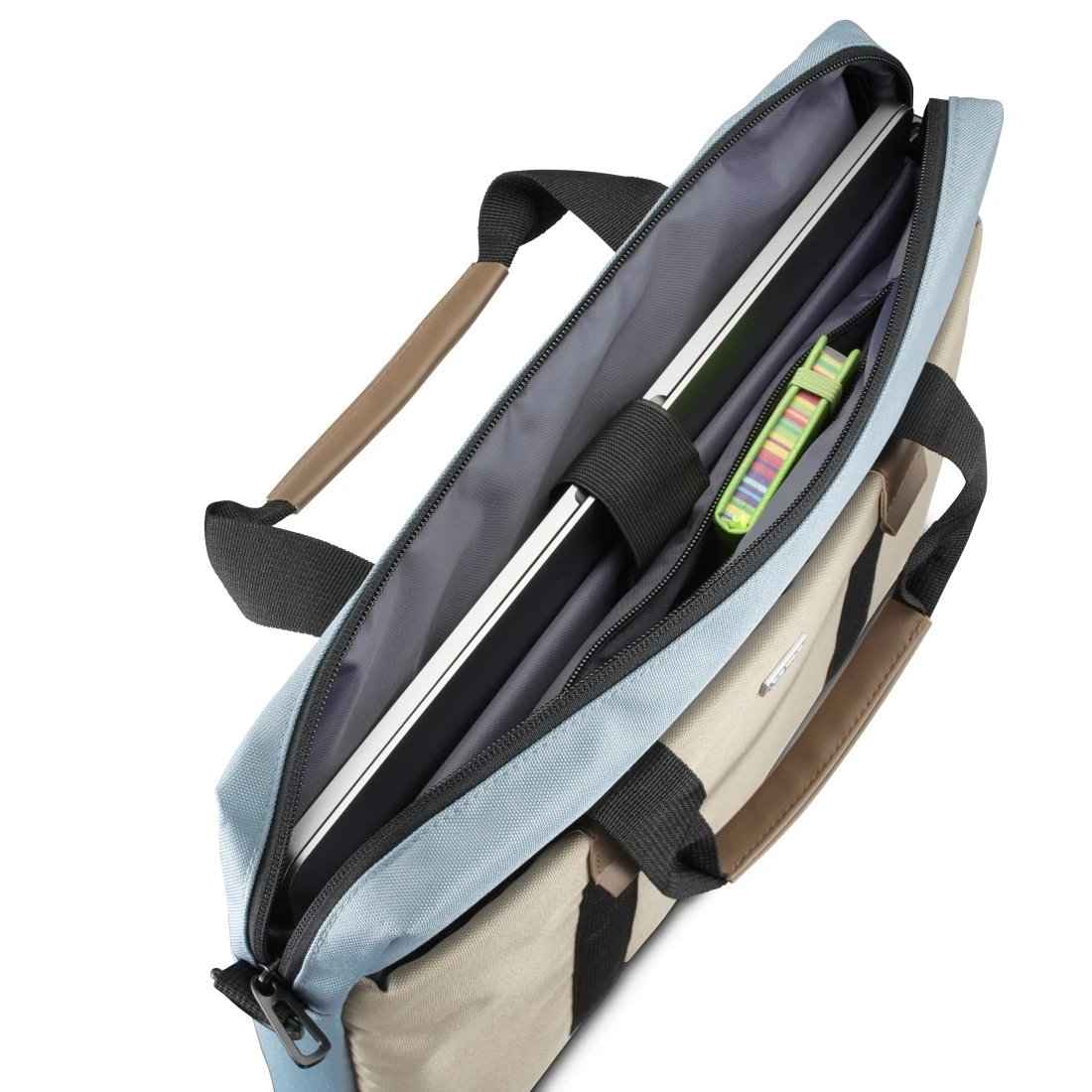 Laptop w niebiesko-beżowej torbie na laptopa z brązowym uchwytem i czarnym paskiem.