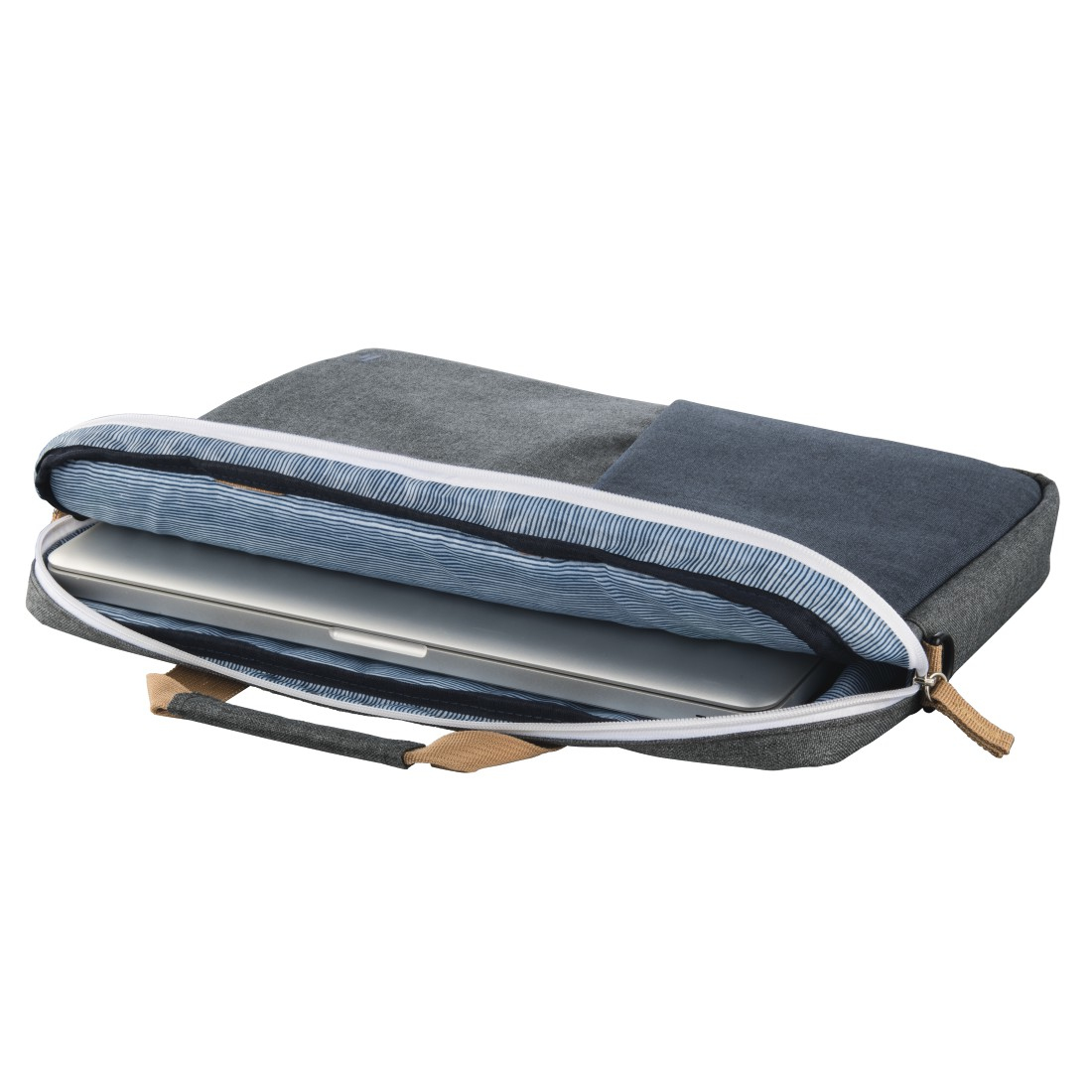 Laptop in einer grauen Laptoptasche mit Griff.