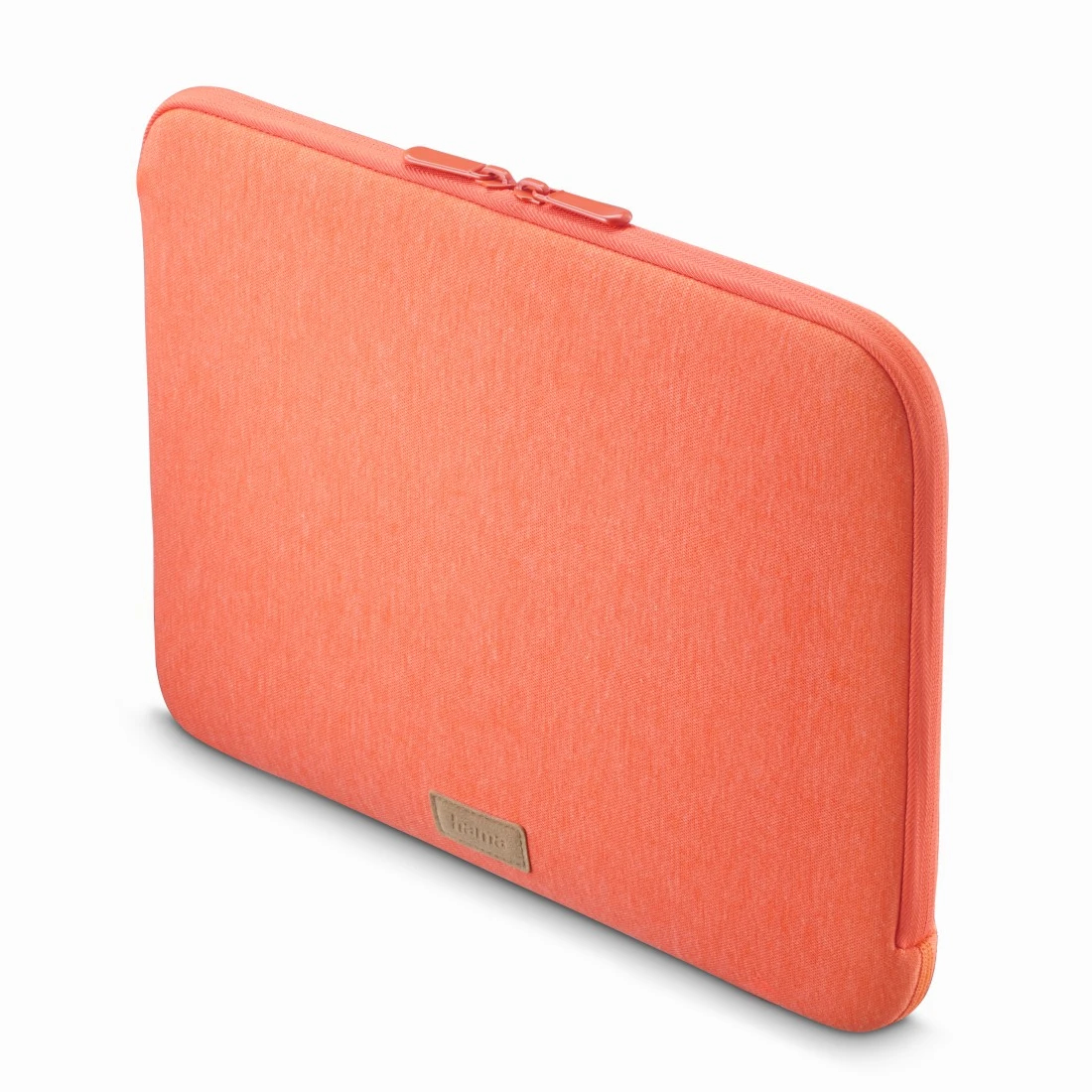 Orangene Laptop-Hülle mit Reißverschluss und Markenetikett. Der Hintergrund ist weiß.