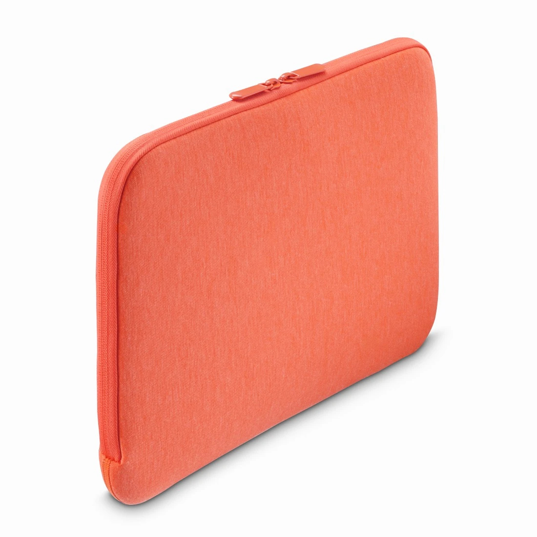 Eine orangefarbene Laptop-Hülle mit Reißverschluss. Der Hintergrund ist weiß.