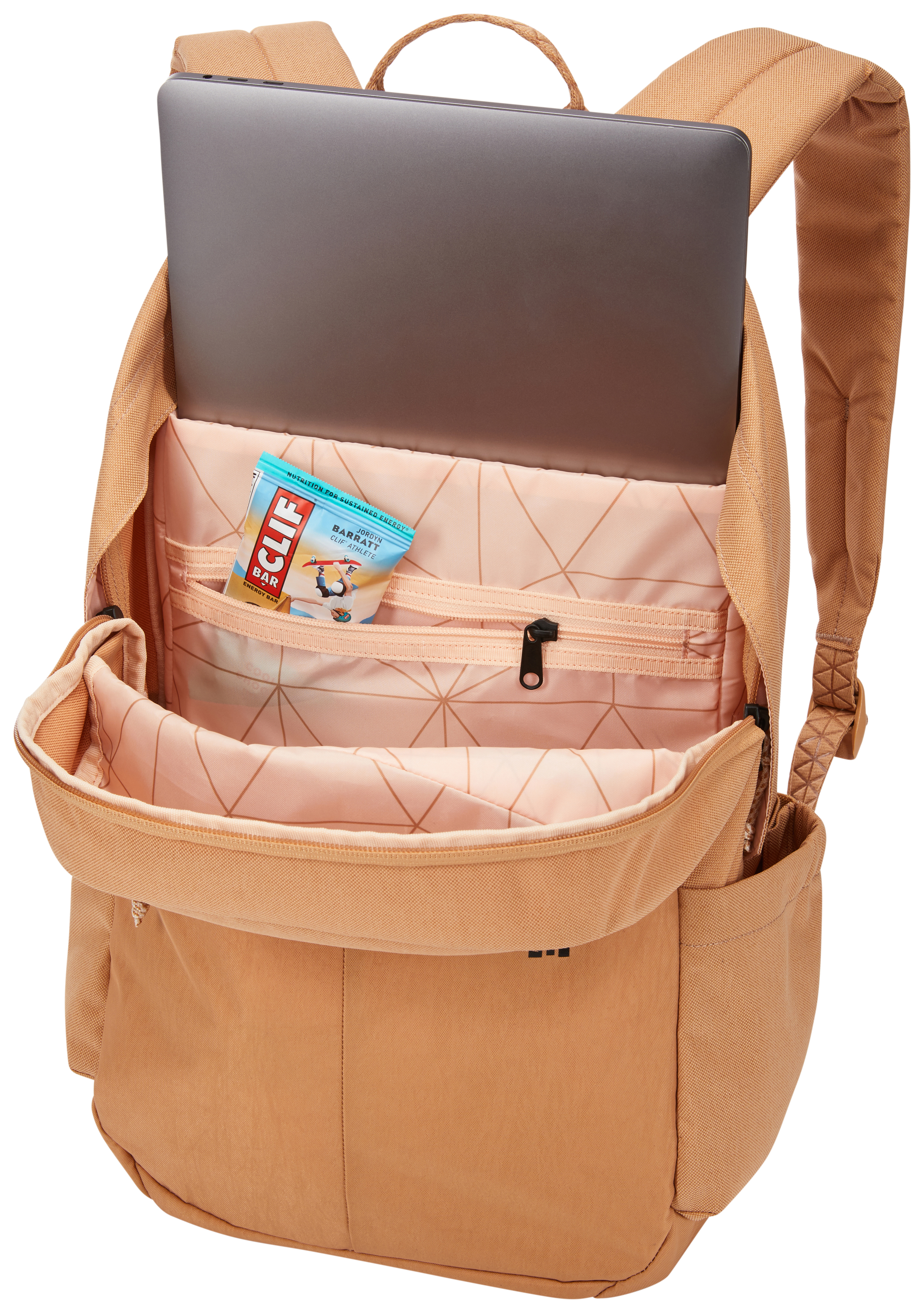 Tanfarbener Rucksack mit Laptop und Snackriegel; offene Frontansicht.