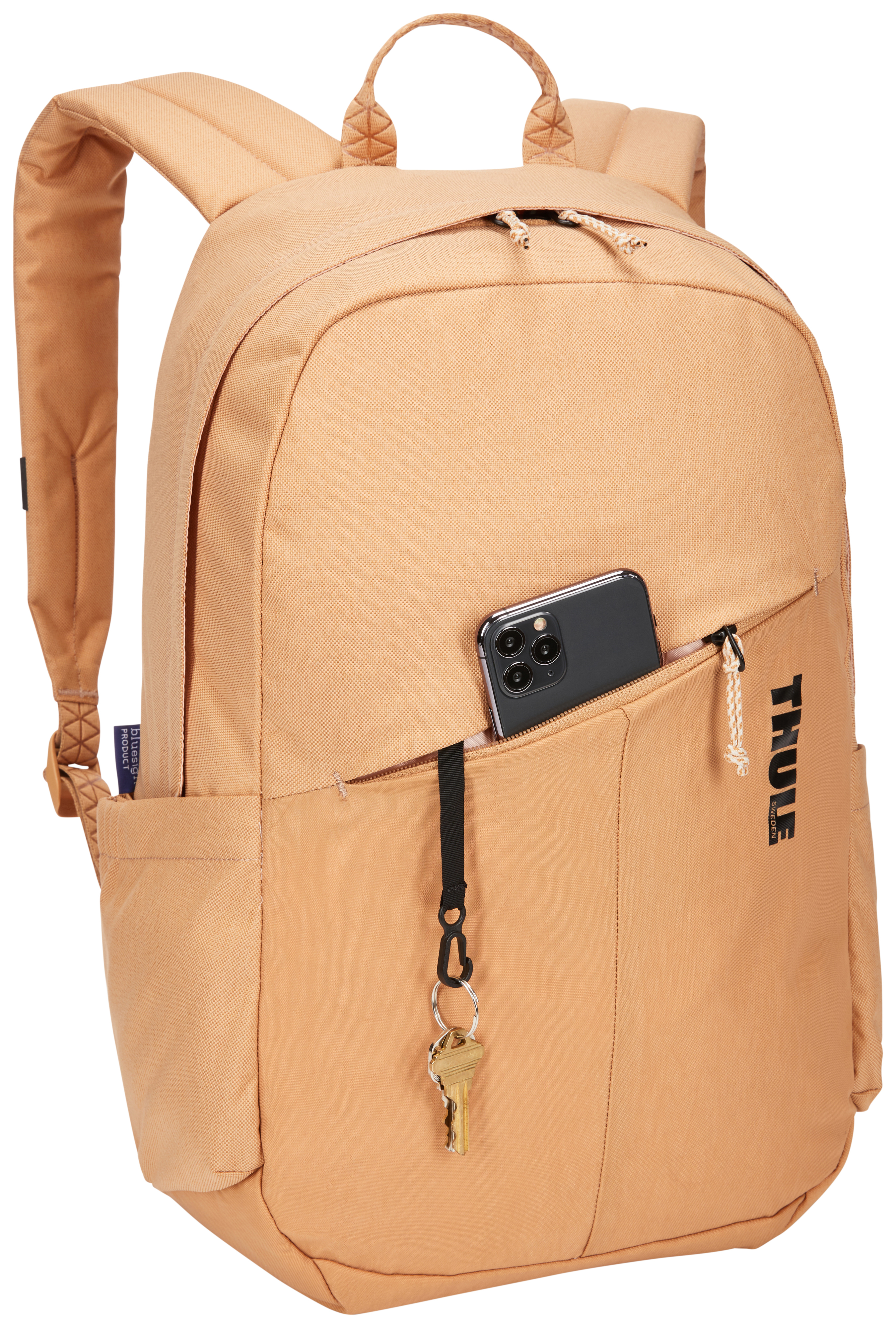 Beigefarbener Rucksack mit Thule-Logo, einem Telefon und Schlüsseln in der Vordertasche.