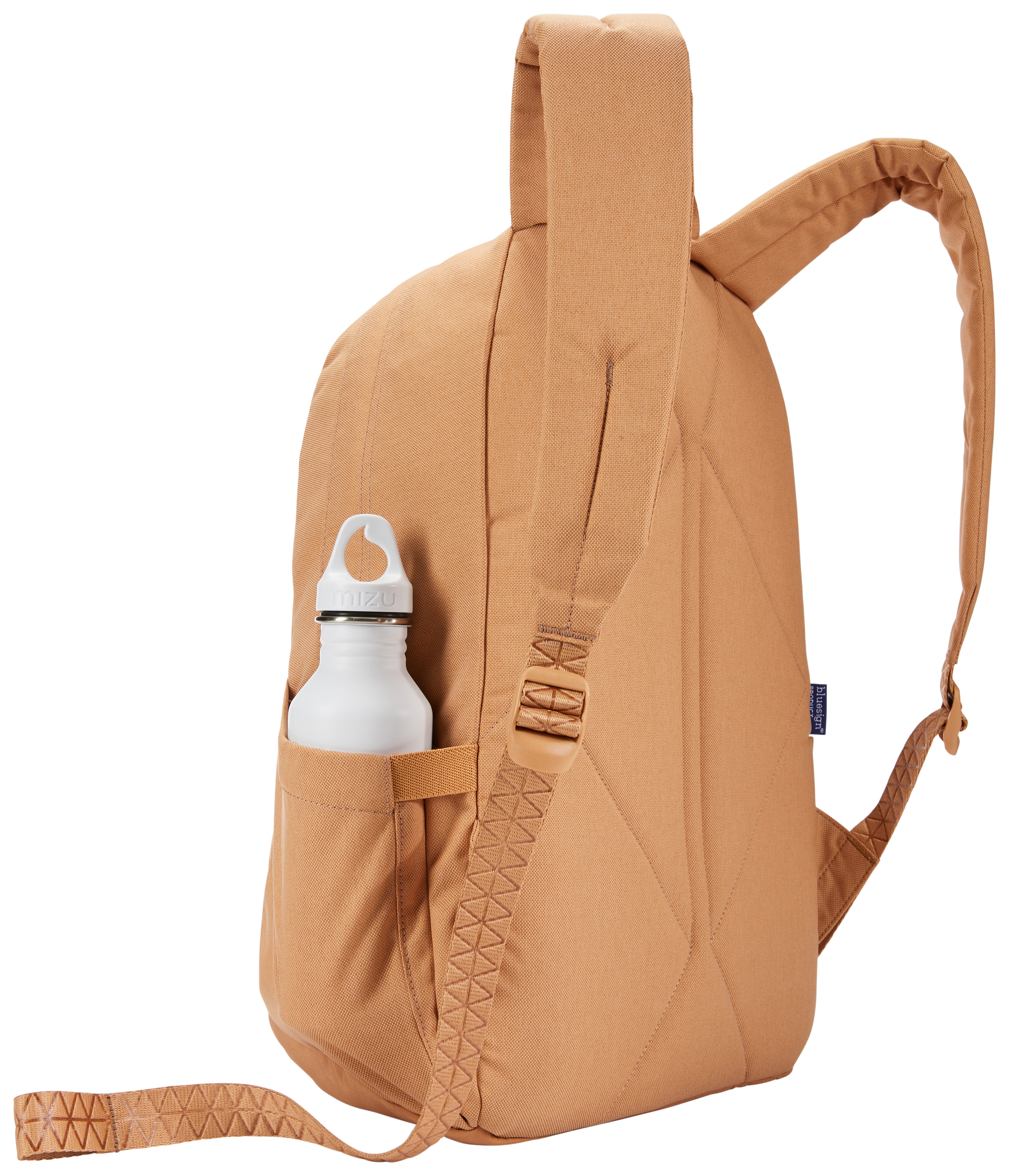 Brauner Rucksack mit einer weißen Wasserflasche in der Seitentasche. Beiger Hintergrund.
