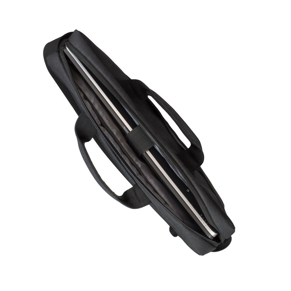 Schwarze Laptoptasche mit Laptop. Tasche offen, Griffe sichtbar. Weißer Hintergrund.